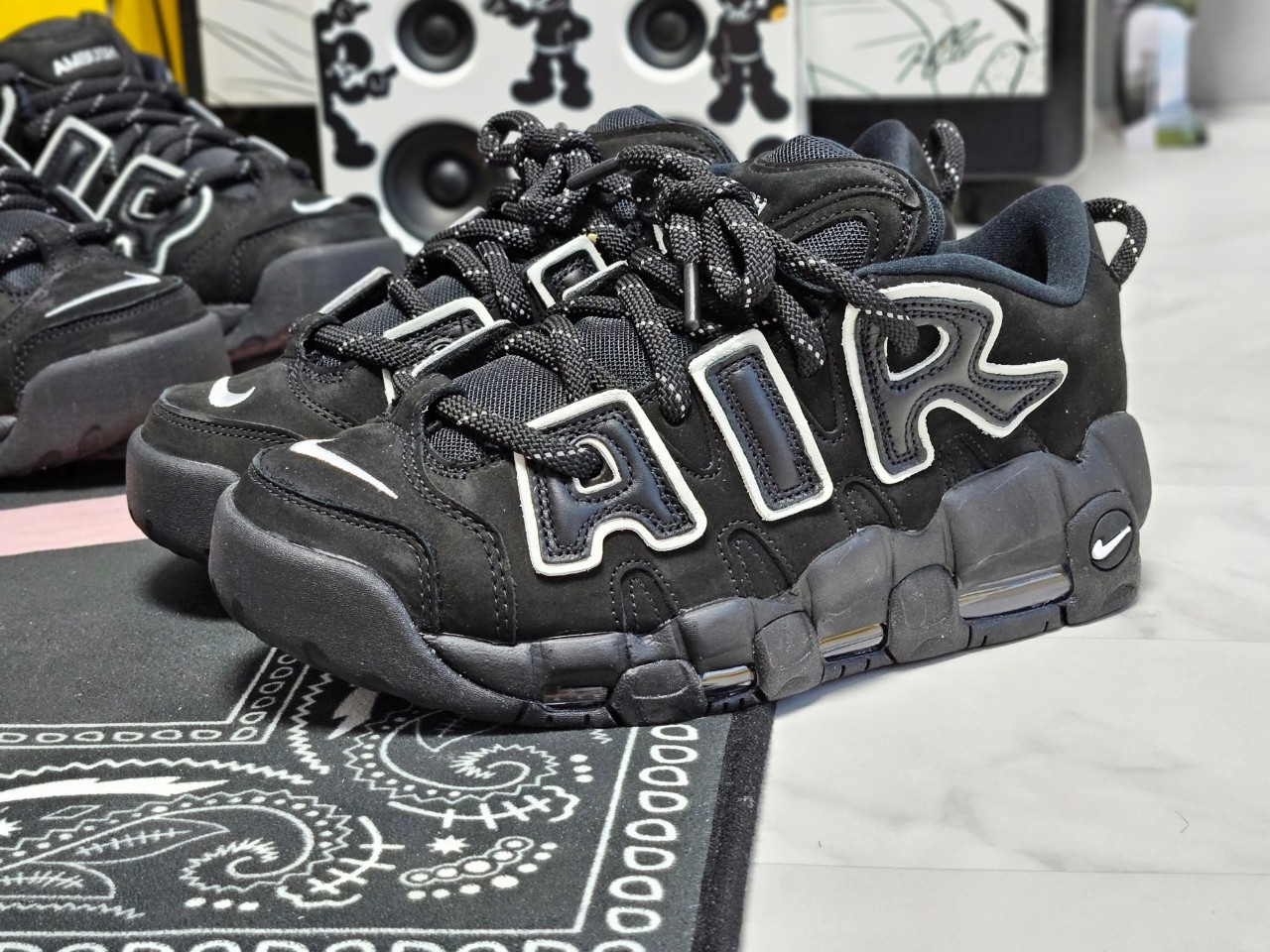 Nike x Ambush Air More Uptempo Low Black and White 착용 스타일 - 5