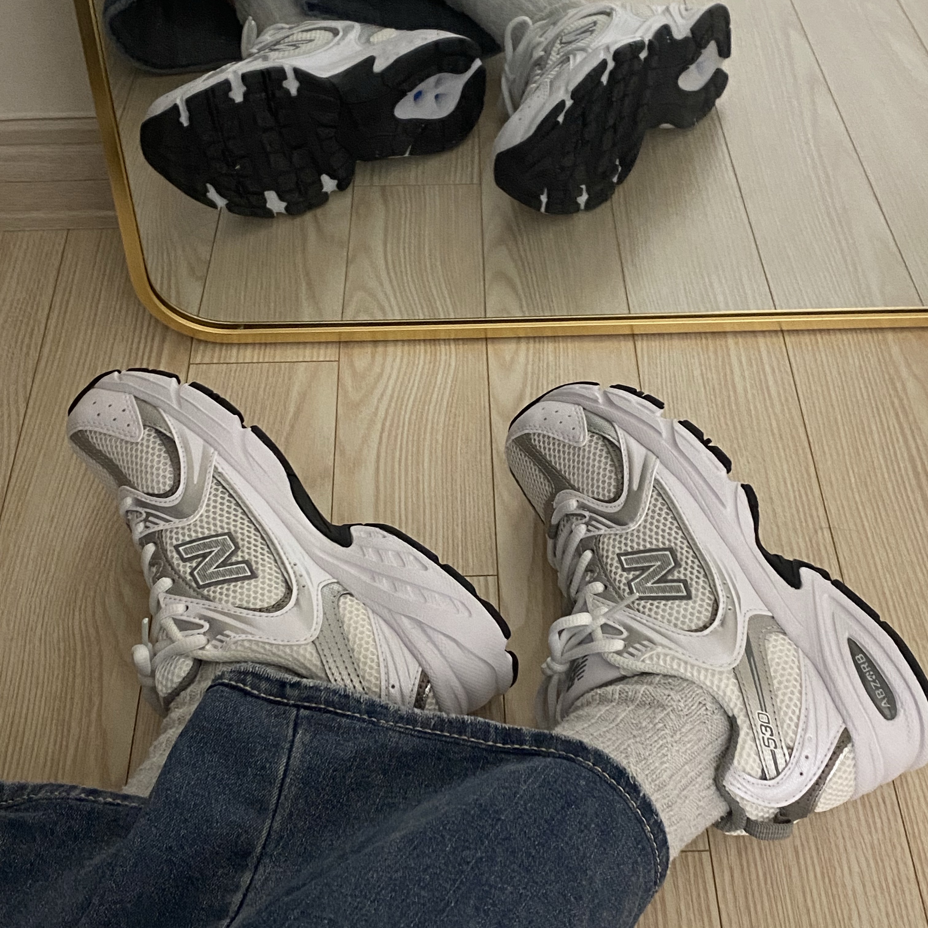 New Balance 530 White Silver 착용 스타일 - 2