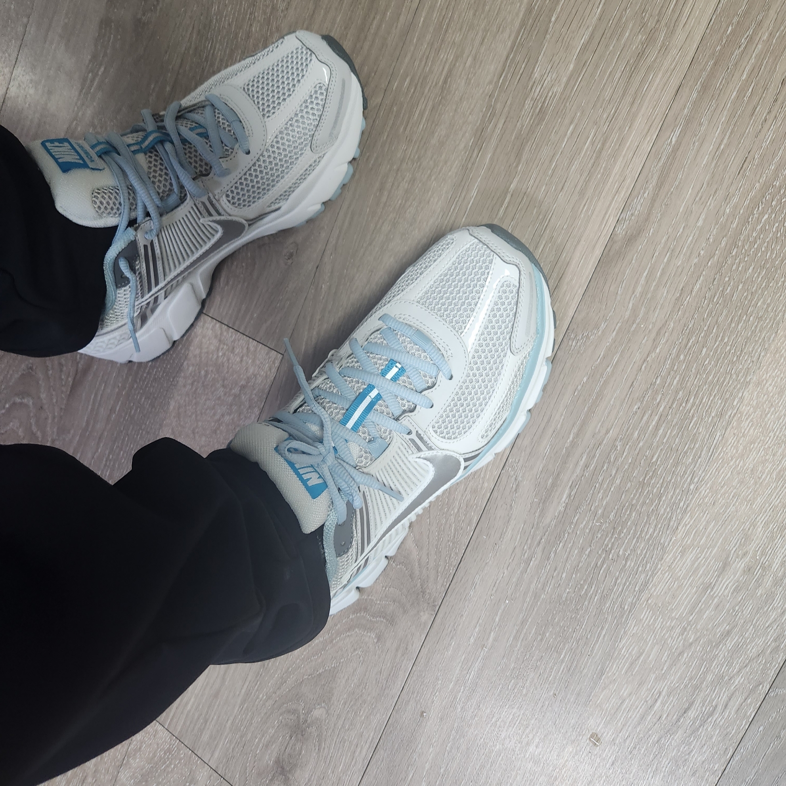Nike Zoom Vomero 5 White Light Blue 착용 스타일 - 3