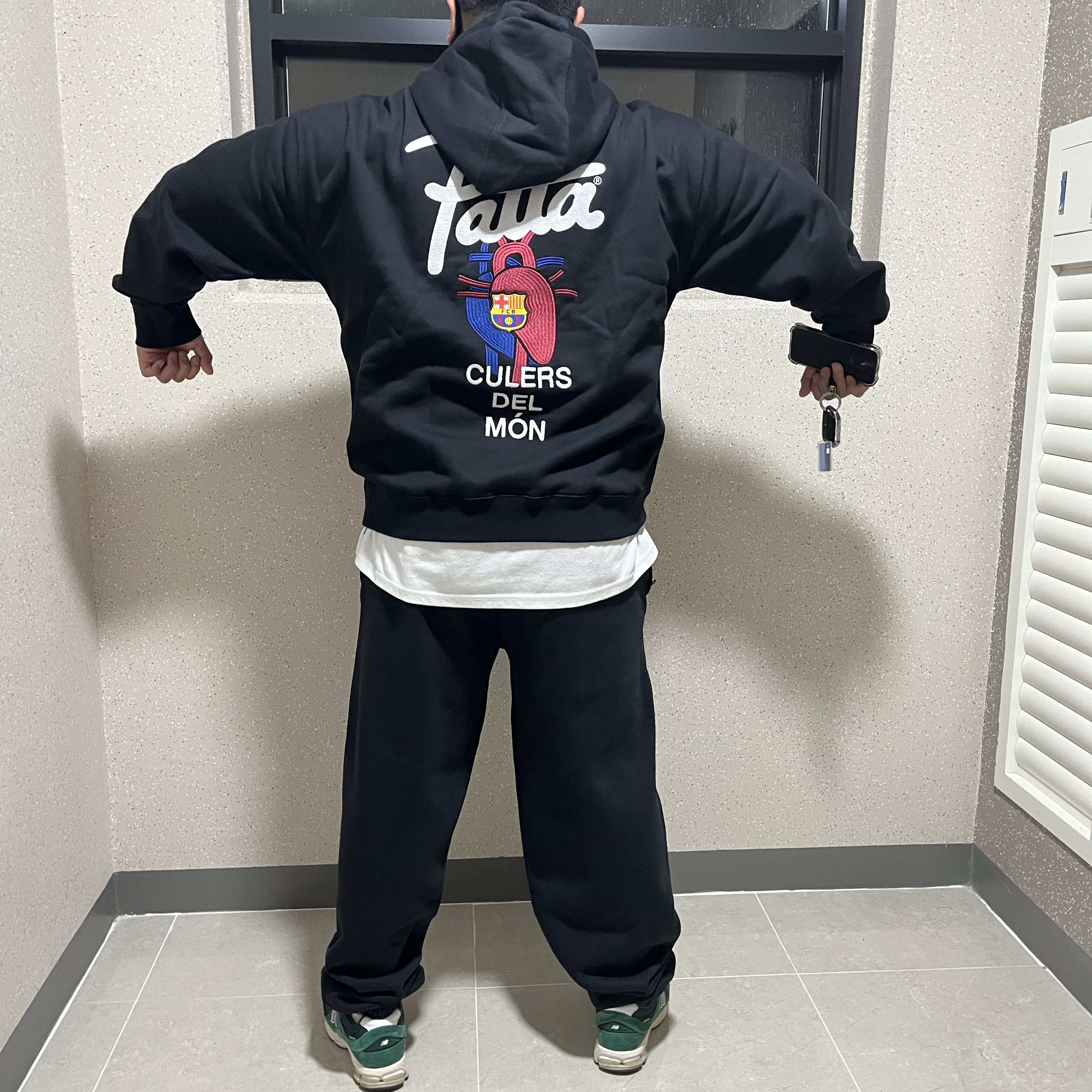 Nike x Patta x FC Barcelona Solo Swoosh Hoodie Culers del Món (FD4147-010), Nike x Stussy NRG Washed Fleece Pants Black (DO5296-010) 착용 스타일 - 1