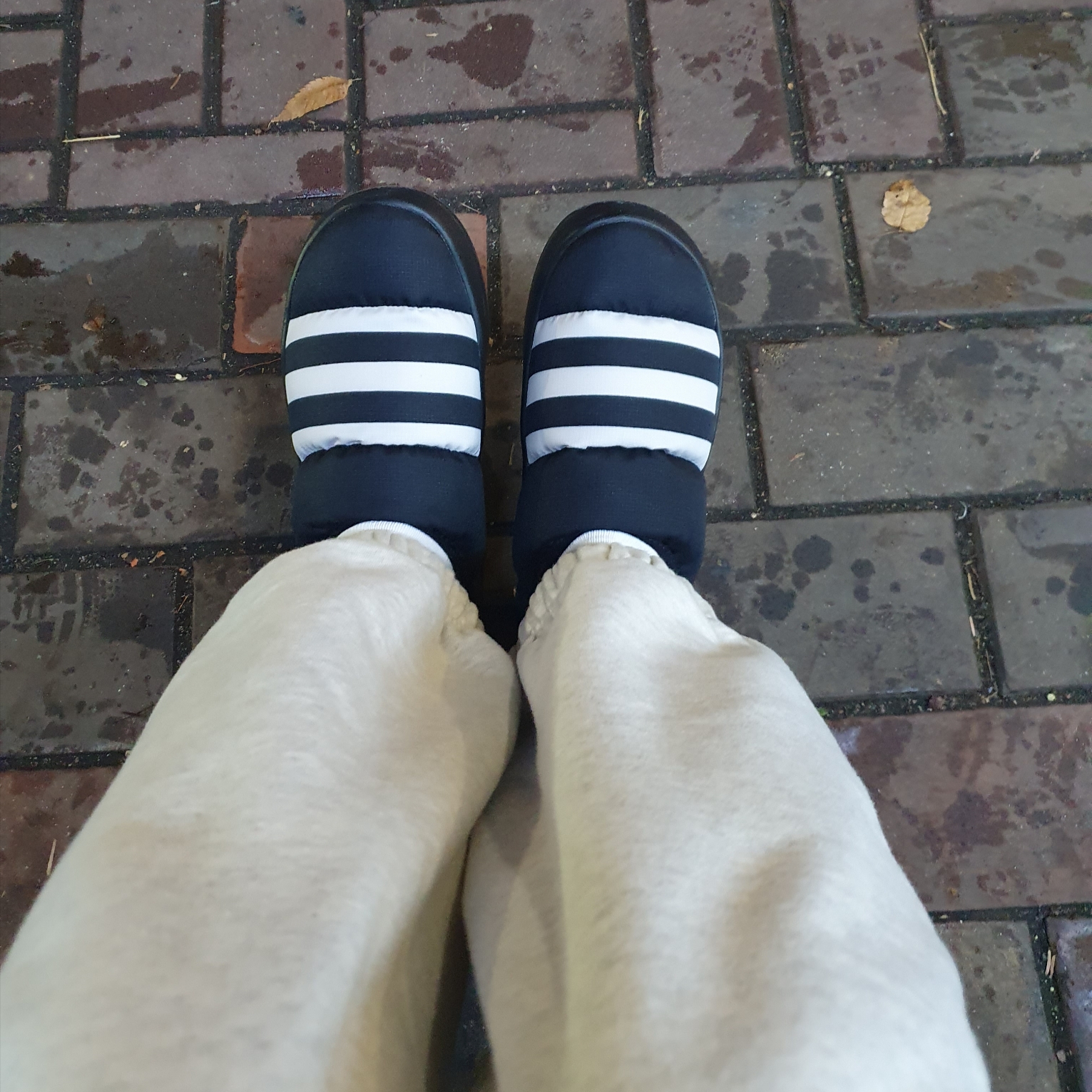 Adidas Puffylette Core Black 착용 스타일