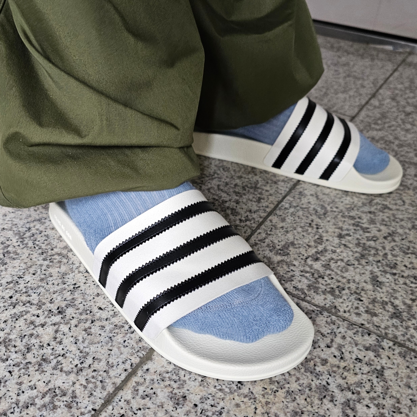 Adidas x Fear of God Athletics Adilette Slides Cream White 착용 스타일 - 2