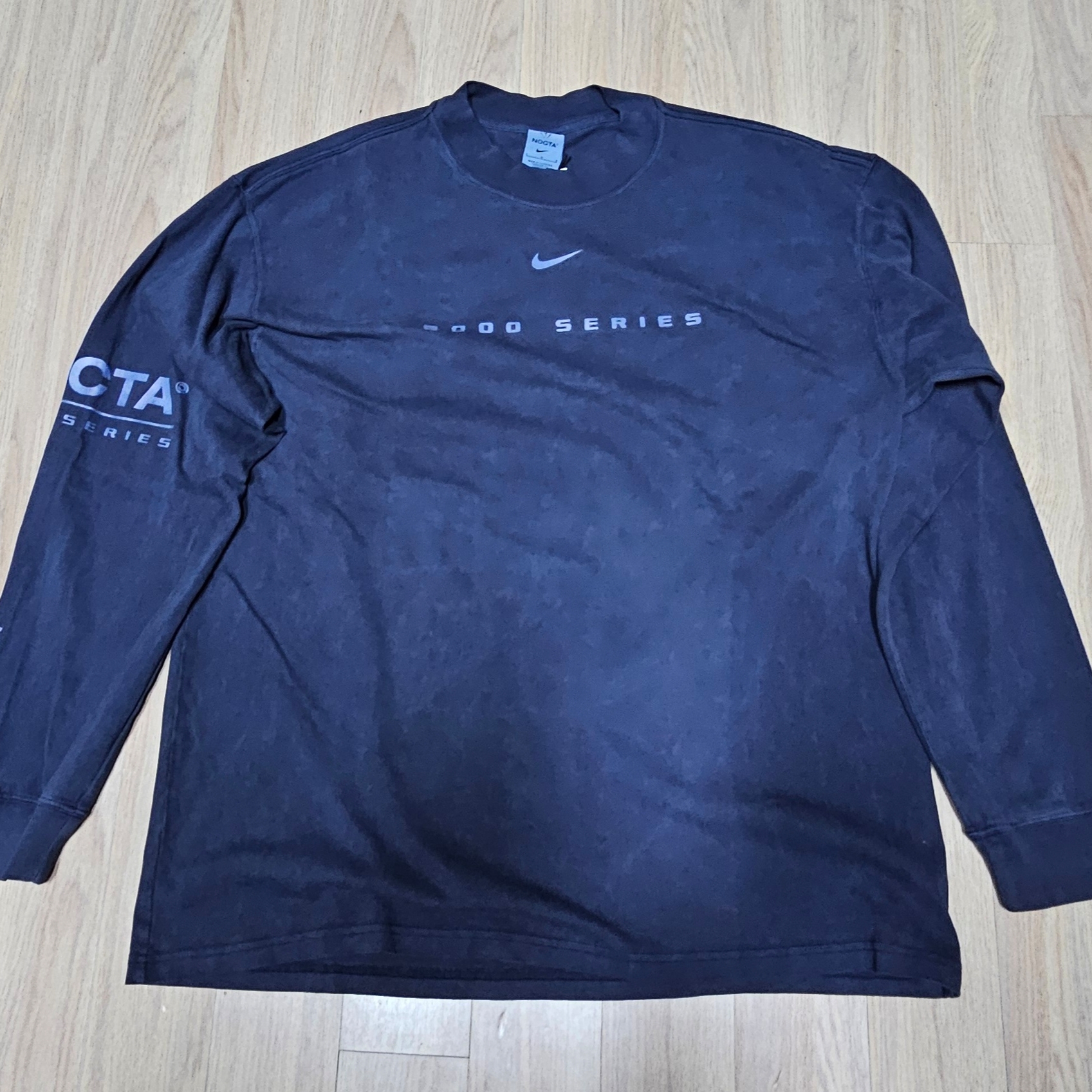 Nike x Drake Nocta 8K Peaks Long Sleeve Mock Dark Obsidian (FQ6556-451) 착용 스타일 - 1