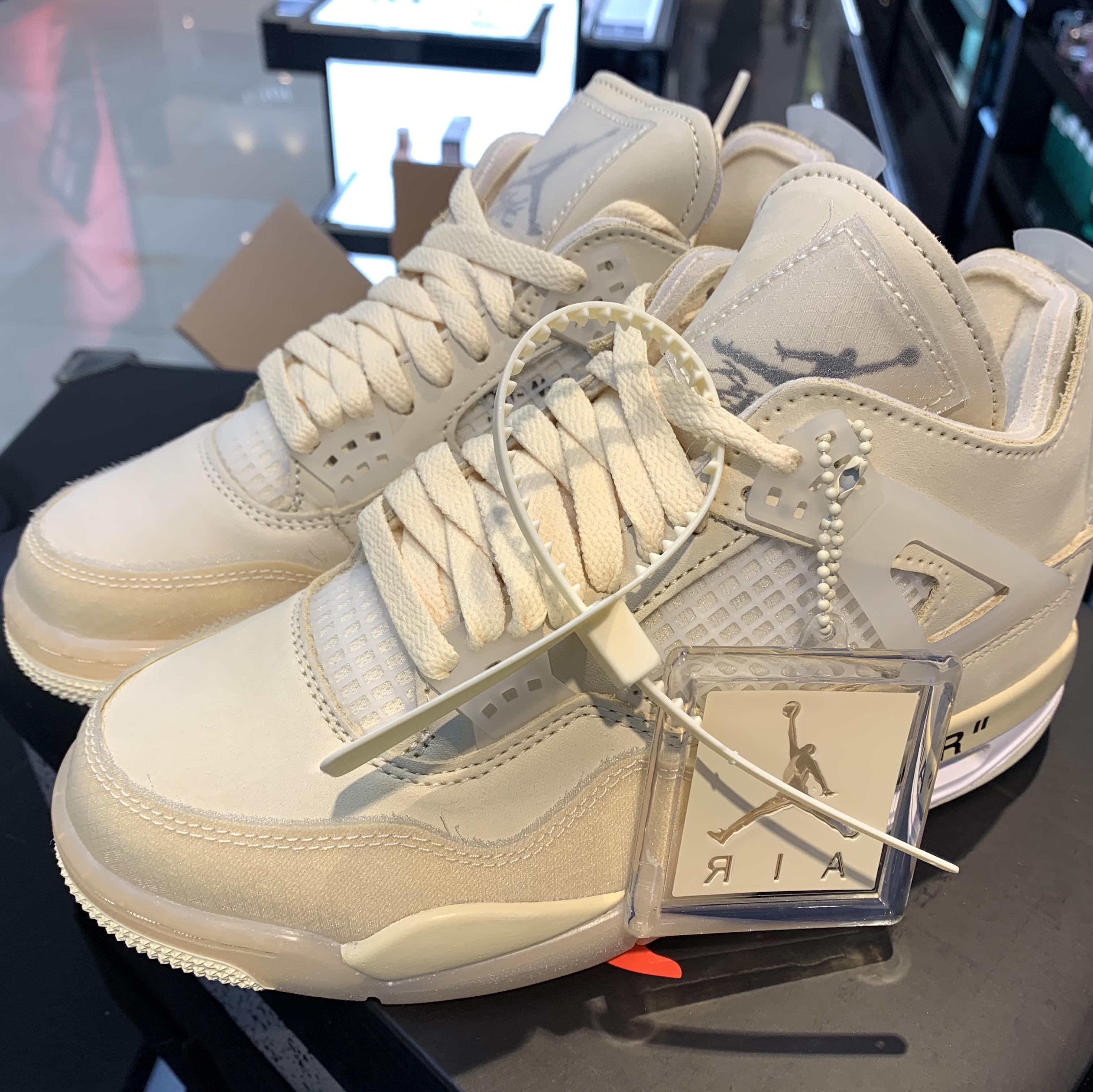 (W) Jordan 4 x Off-White Retro SP Sail 착용 스타일 - 1