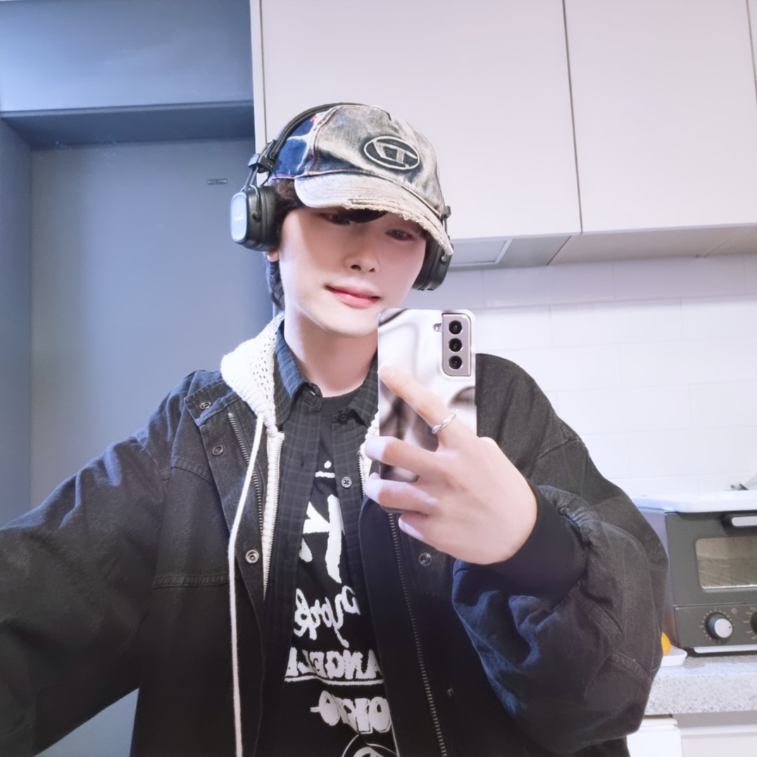 Diesel C-Seymon Treated Denim Baseball Cap Blue White, Stussy Tour T-Shirt Black 착용 스타일 - 1