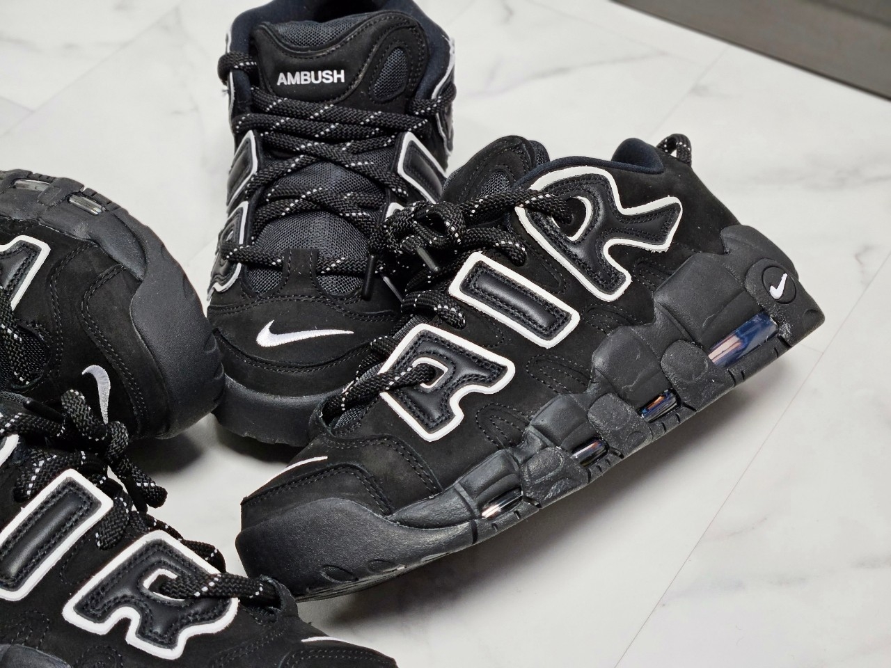 Nike x Ambush Air More Uptempo Low Black and White 착용 스타일 - 2