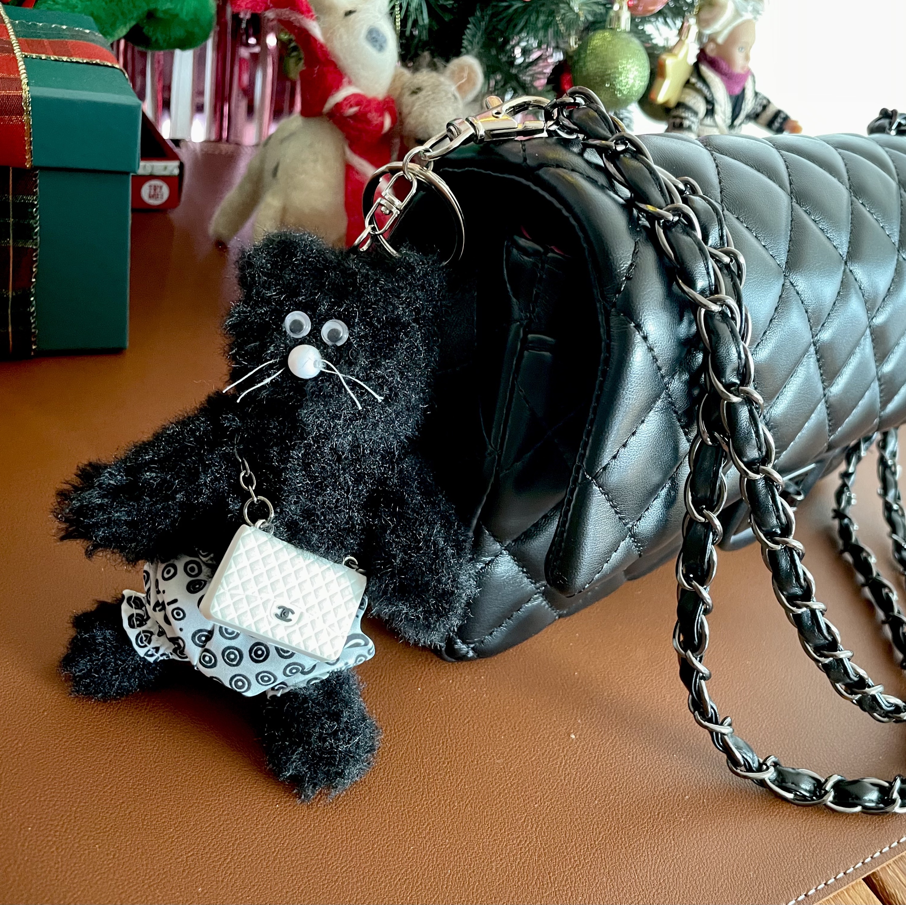 Monamhee x 10 Corso Como Bianco Keyring Black 착용 스타일 - 1