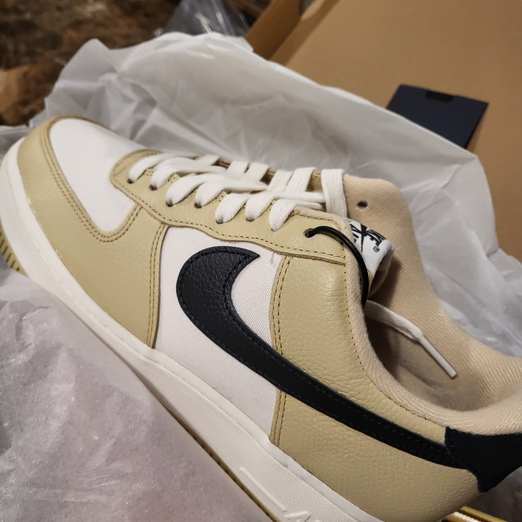 Nike Air Force 1 '07 LX Team Gold and Black 착용 스타일 - 1