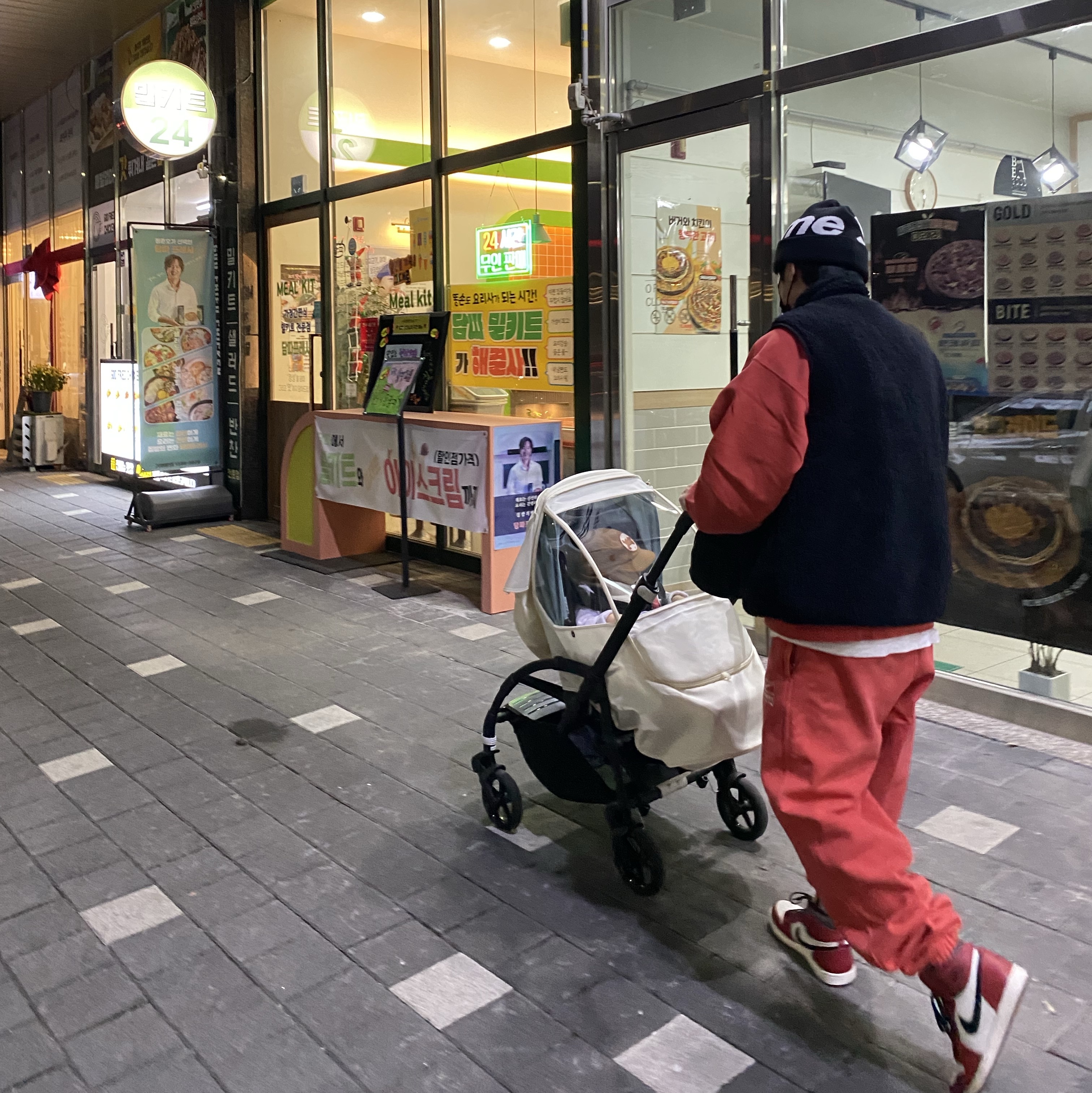 Nike x Stussy Pigment Dyed Fleece Pants Habanero Red (FJ9157-642), Jordan 1 Retro High OG Chicago 2022 착용 스타일