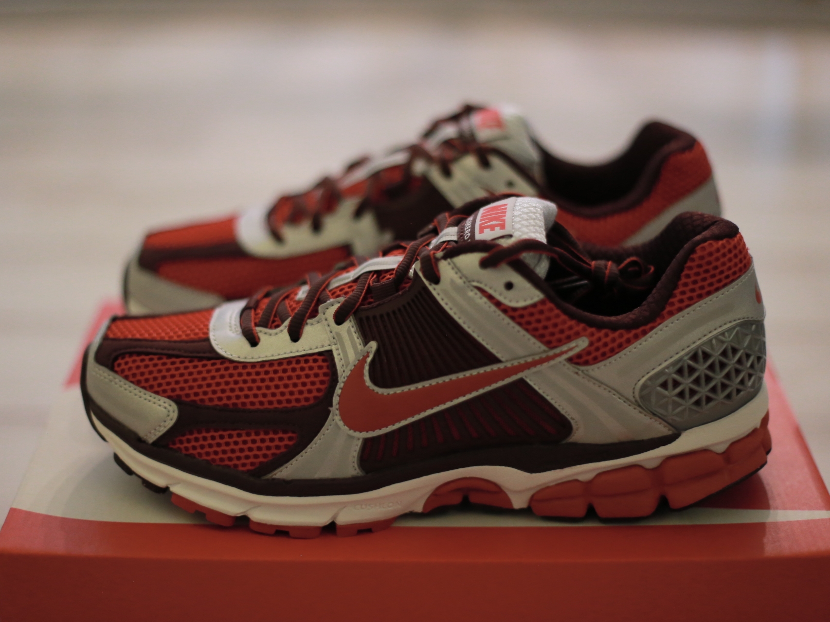 (W) Nike Zoom Vomero 5 Mystic Red and Platinum 착용 스타일 - 1