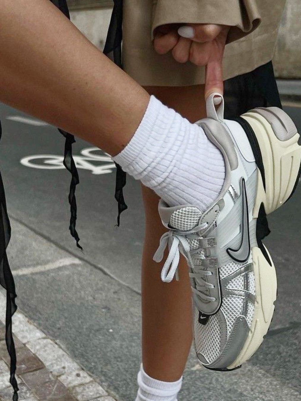 Nike V2K Run Summit White Metallic Silver 착용 스타일 - 2