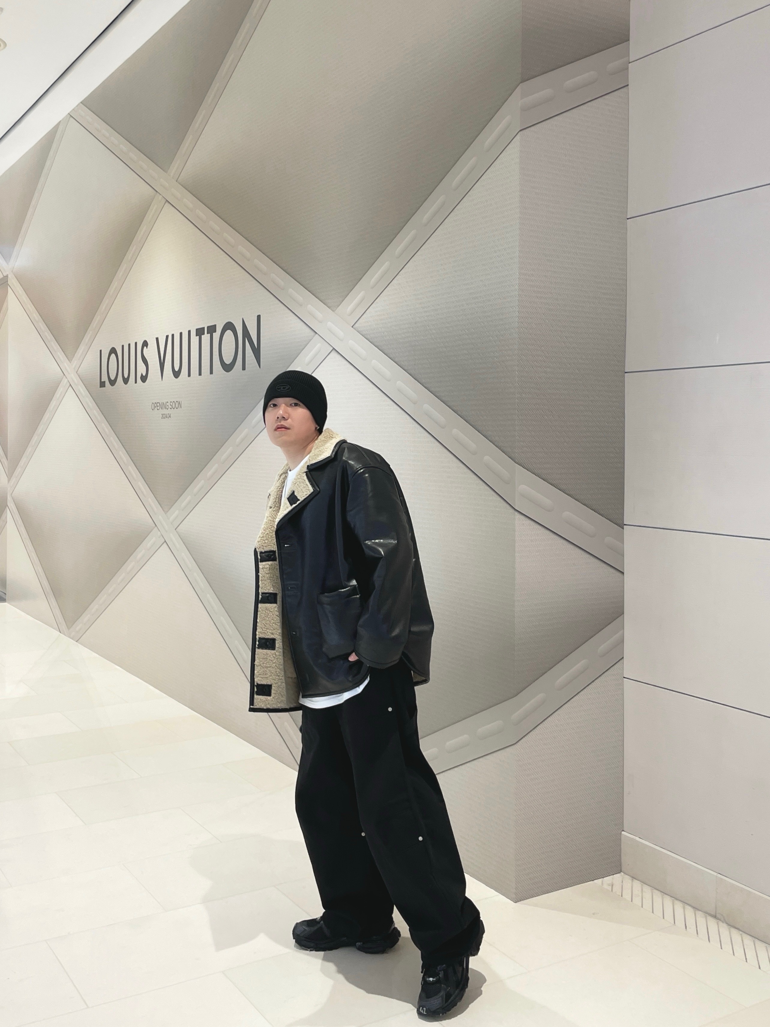 (W) Balenciaga Runner Sneakers, Balenciaga Runner Sneakers Monocolor Black 착용 스타일 - 3