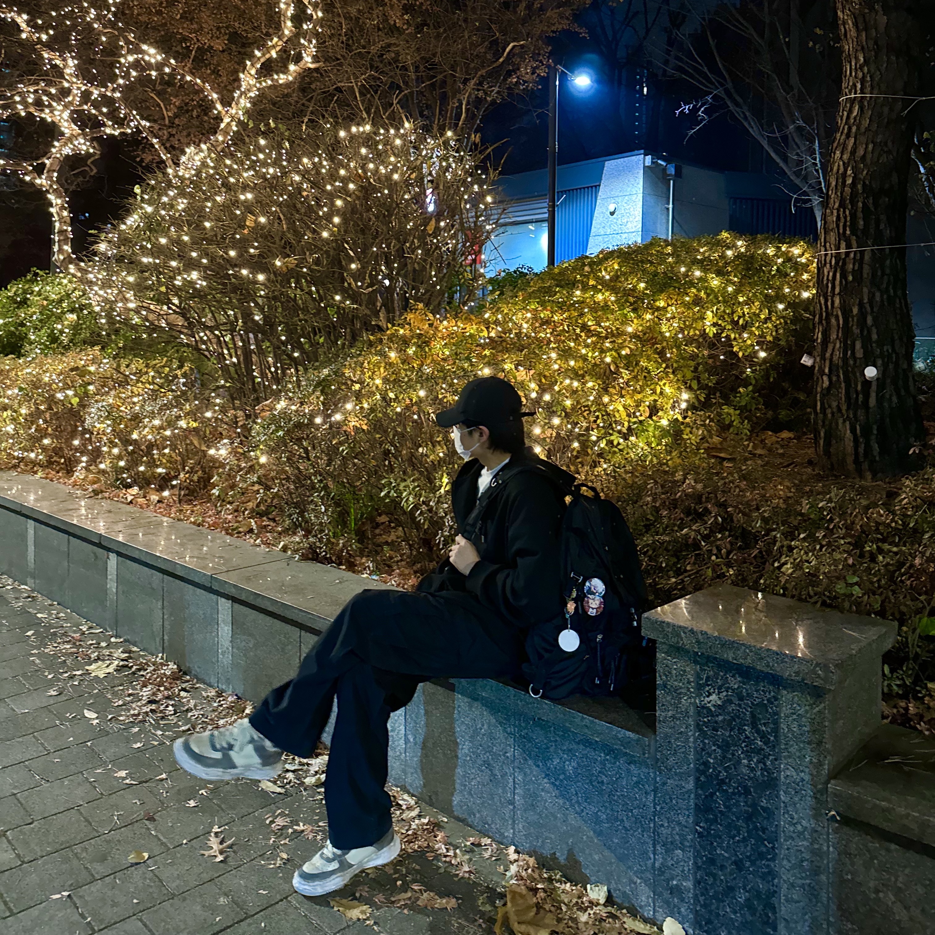 Maison Mihara Yasuhiro Wayne OG Sole Distressed Leather Low-top Sneaker White, Ader Error Sig; TRS/BL Tag Hoodie Zip-Up 01 Black 착용 스타일 - 1