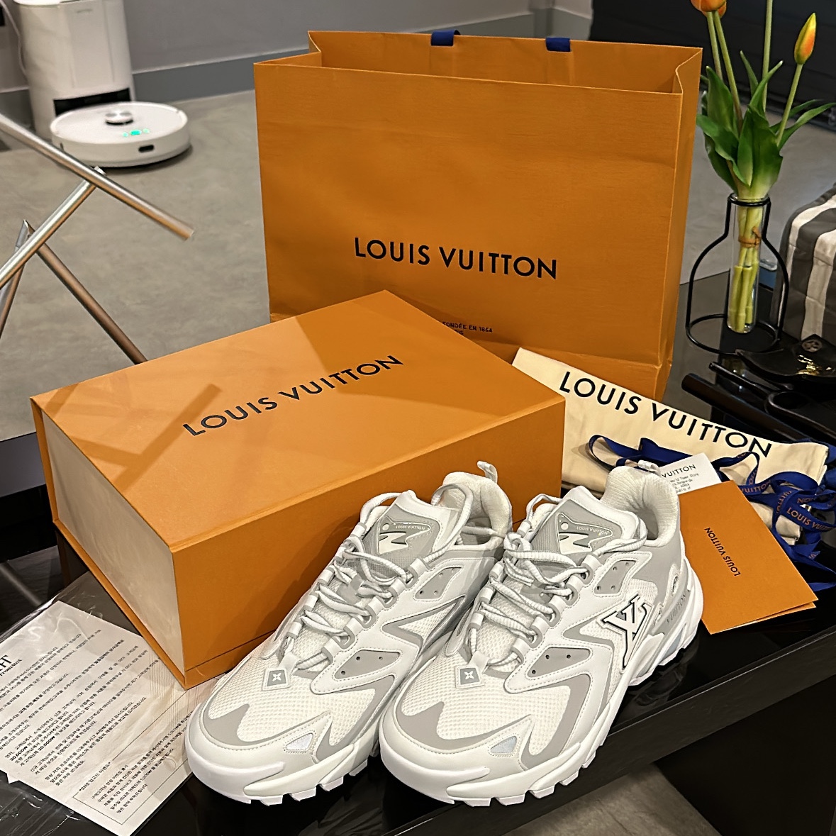 Louis Vuitton Runner Tatic Sneakers White 착용 스타일 - 1