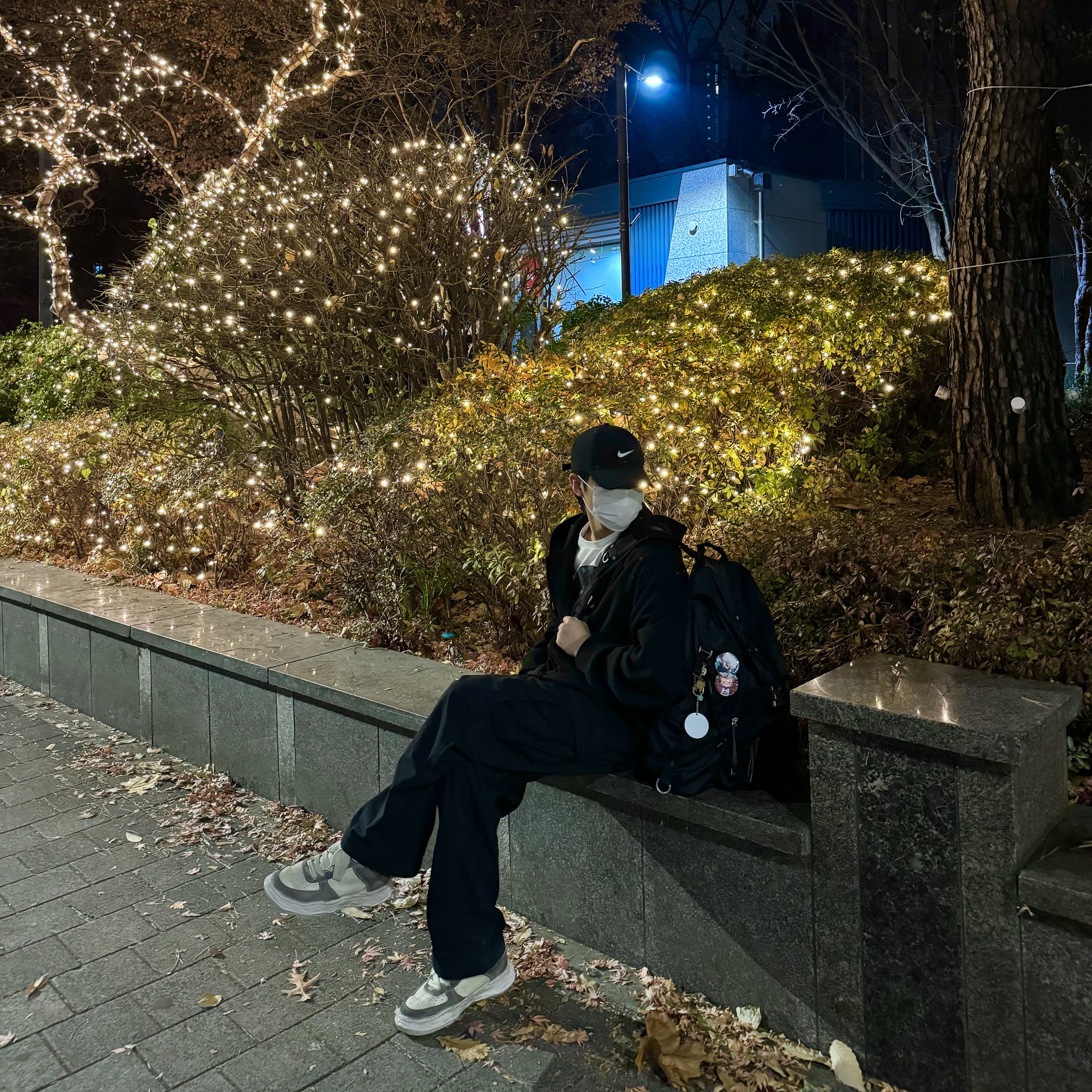 Maison Mihara Yasuhiro Wayne OG Sole Distressed Leather Low-top Sneaker White, Ader Error Sig; TRS/BL Tag Hoodie Zip-Up 01 Black 착용 스타일 - 2