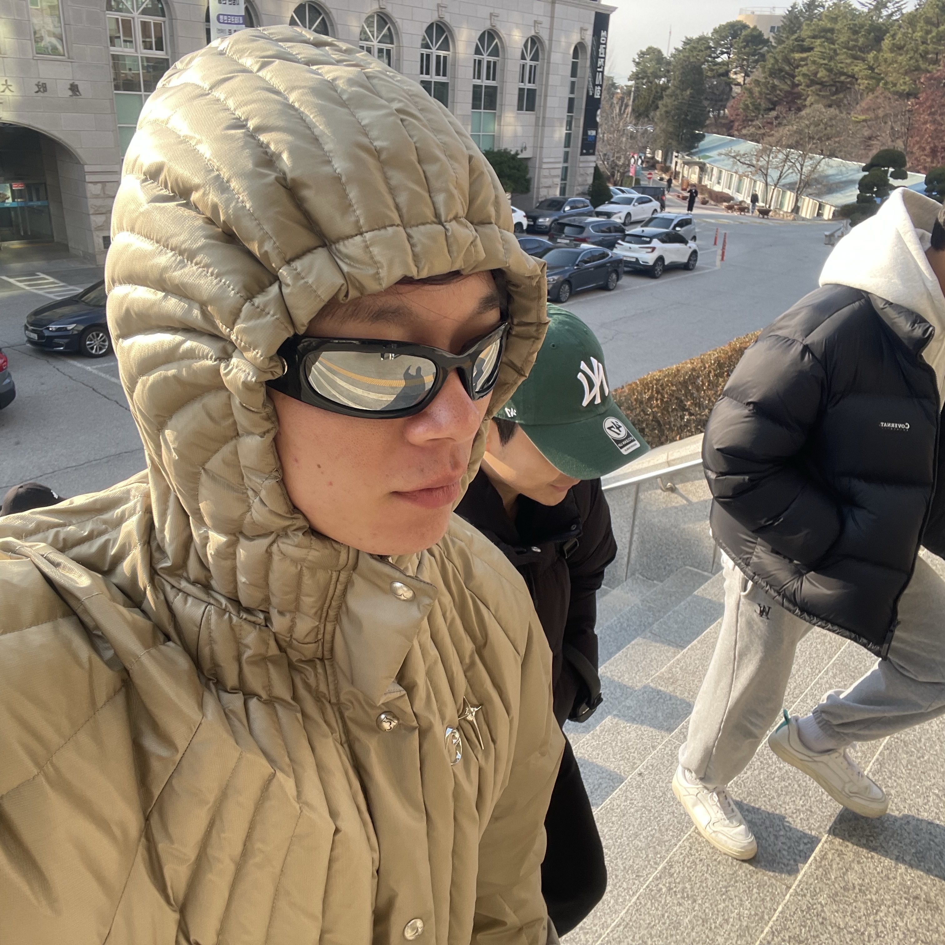 Thug Club Cave Down Jacket Beige 착용 스타일 - 2