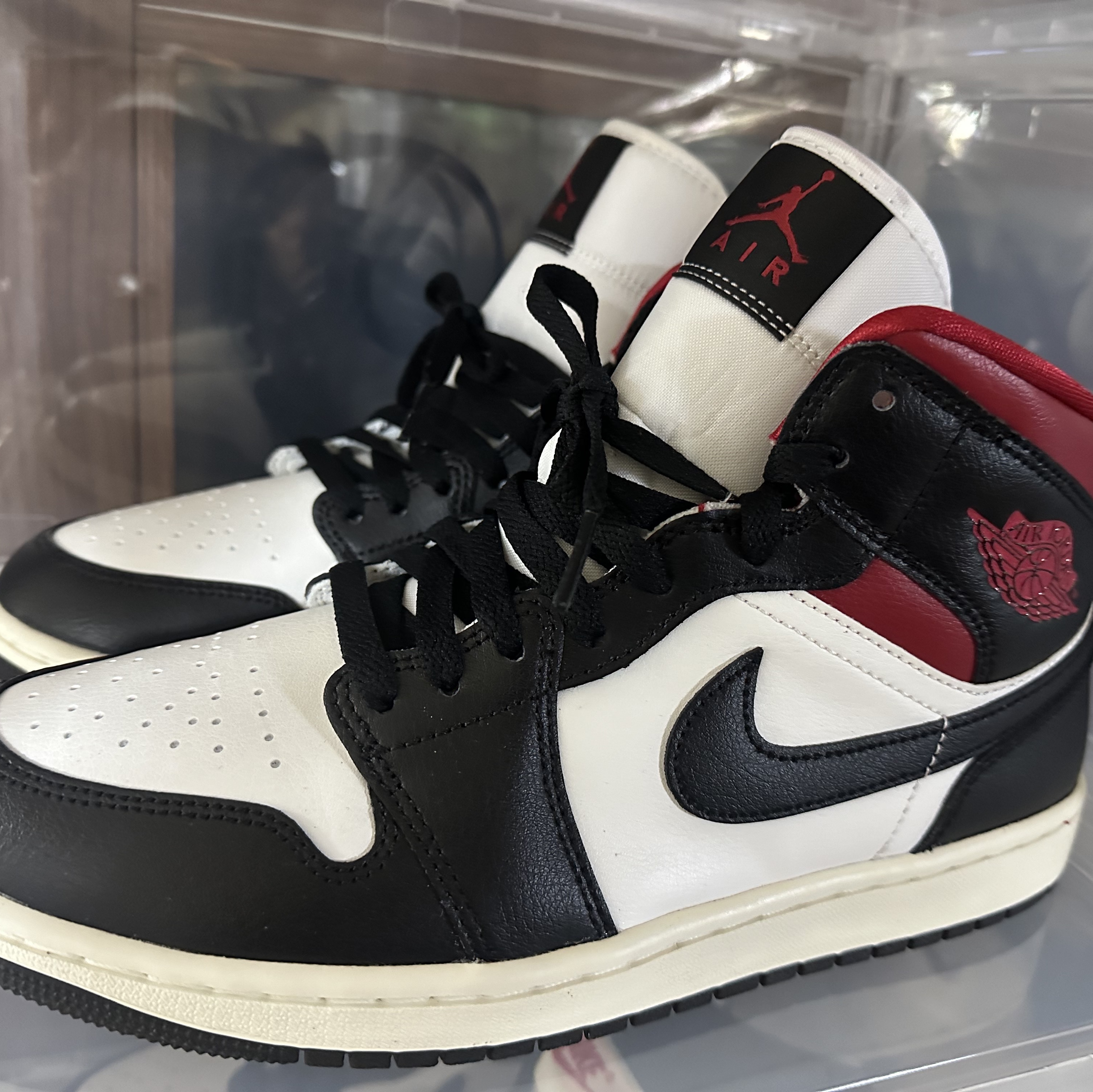 (W) Jordan 1 Mid Black Gym Red 착용 스타일