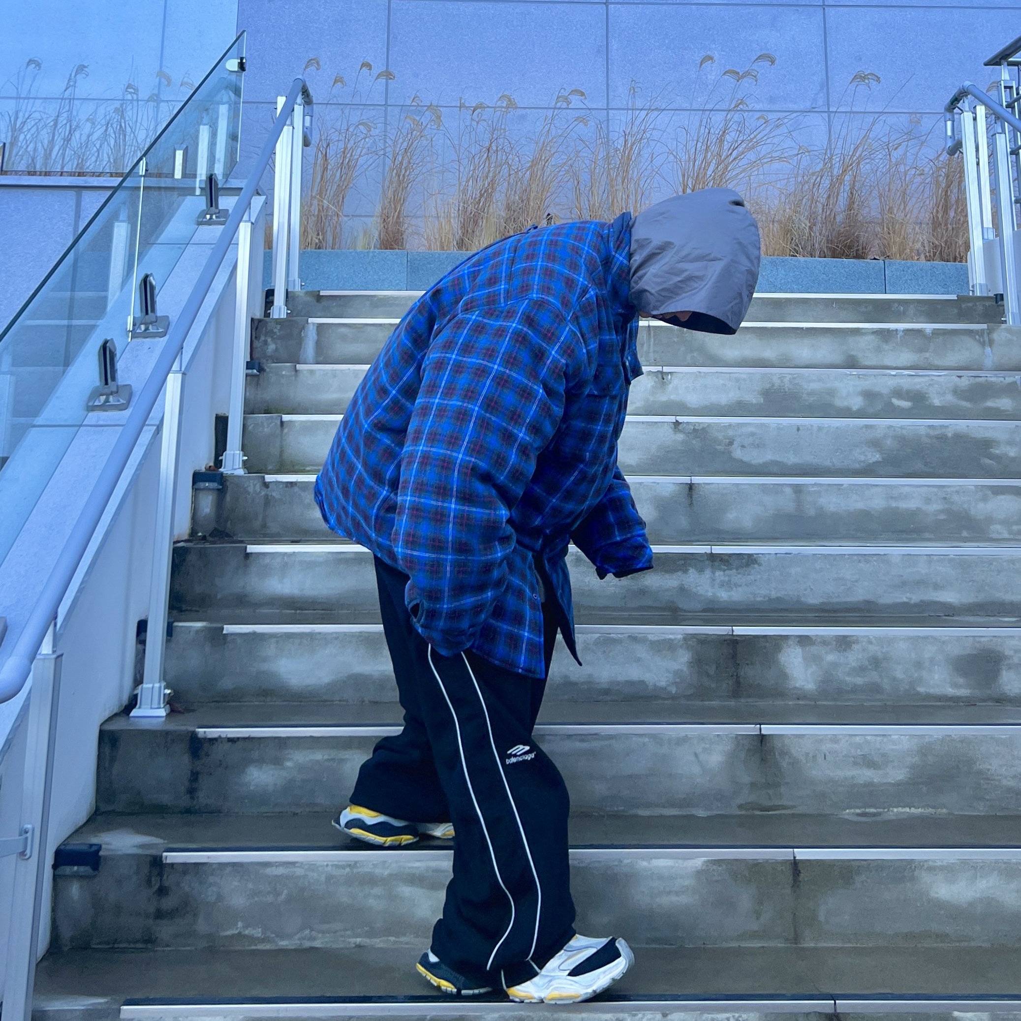 Project G/R Reversible Padded Check Shirt Navy, Balenciaga Cargo Sneakers Grey Black Yellow 착용 스타일 - 2