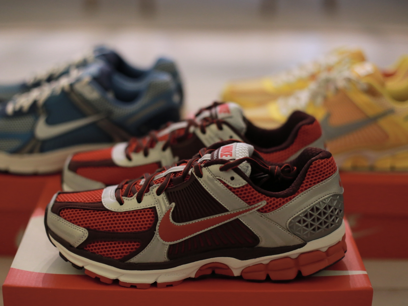 (W) Nike Zoom Vomero 5 Mystic Red and Platinum 착용 스타일 - 6