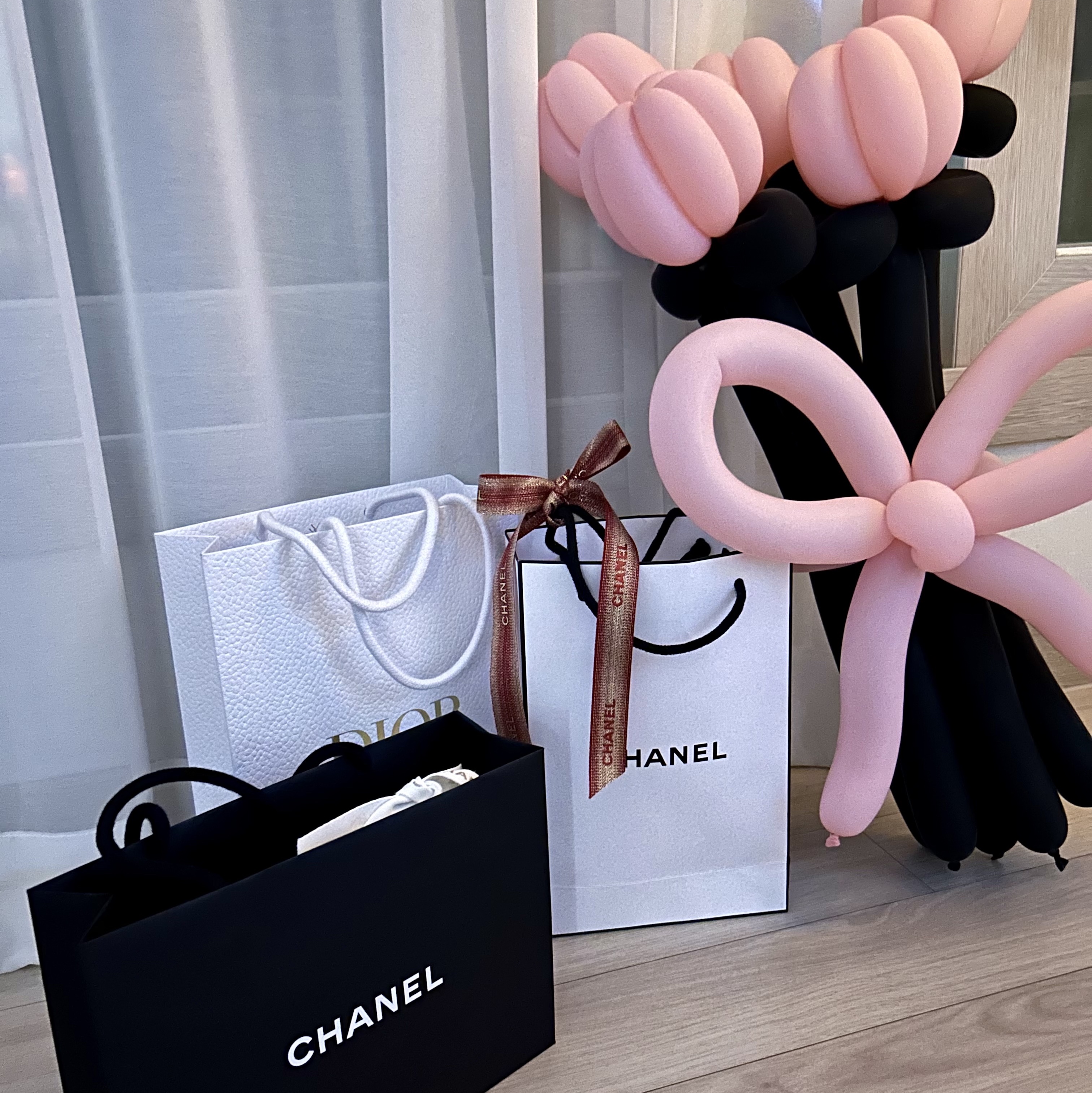 Chanel Classic Zipped Coin Purse Grained Calfskin & Gold Black, (W) Dior Plan De Paris Mitzah Scarf Silk Twill White Black 착용 스타일 - 3