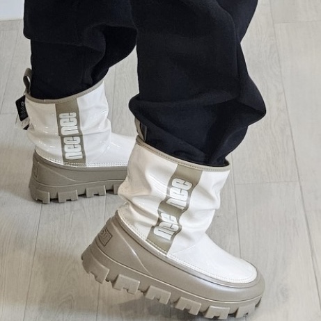 (Kids) UGG Classic Brellah Mini Boot Mustard Seed Jasmine 착용 스타일