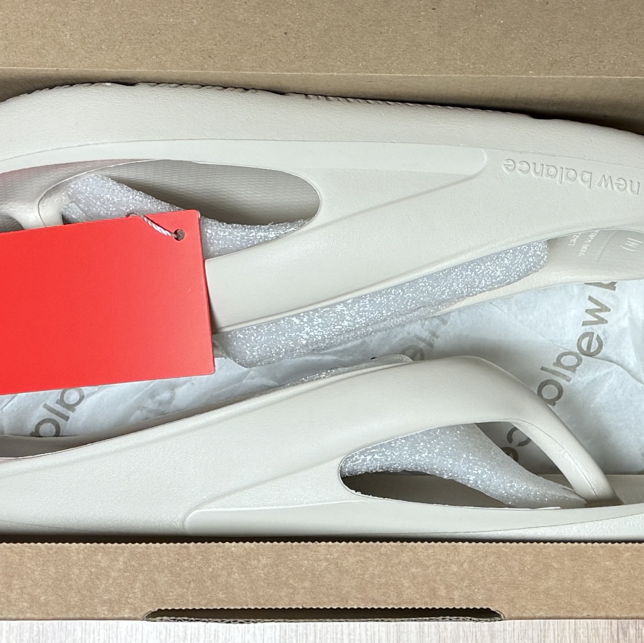 New Balance Flip Flop Ivory 착용 스타일