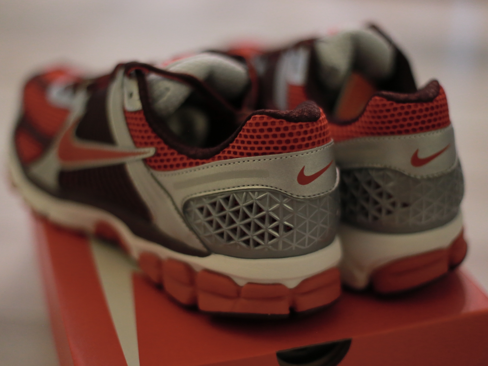 (W) Nike Zoom Vomero 5 Mystic Red and Platinum 착용 스타일 - 3