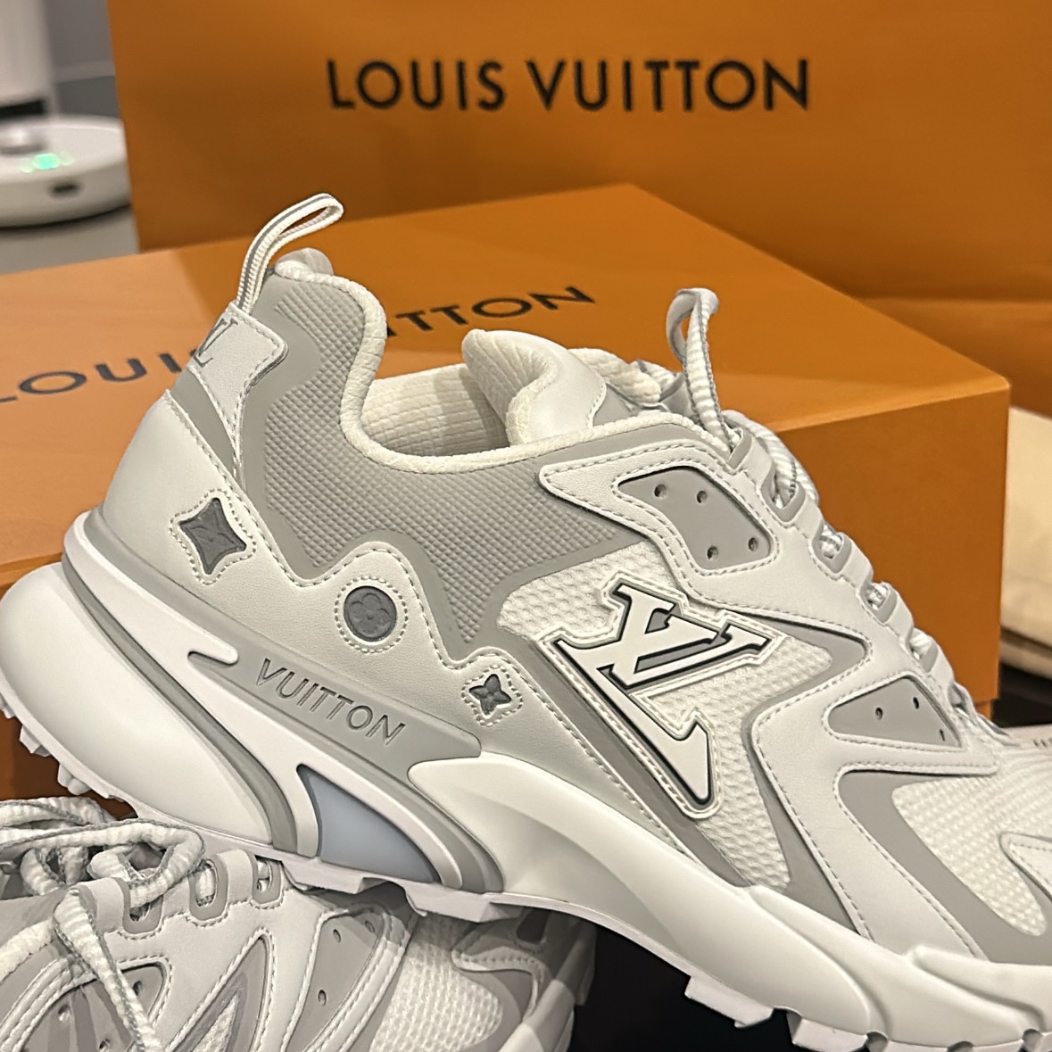 Louis Vuitton Runner Tatic Sneakers White 착용 스타일 - 3