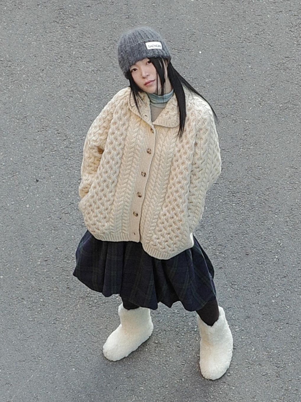 Saenginstudios Shetland Pure Wool Cardigan Cream, Saenginstudios Angora Color Beanie Charcoal 착용 스타일