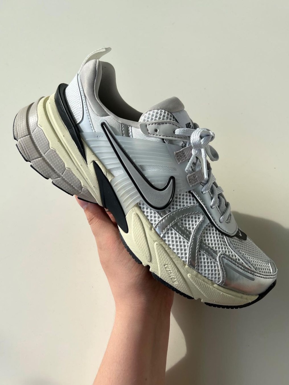 Nike V2K Run Summit White Metallic Silver 착용 스타일 - 3