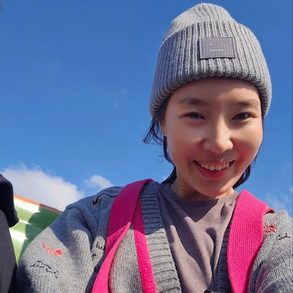 Acne Studios Large Face Logo Beanie Grey Melange 착용 스타일 - 2