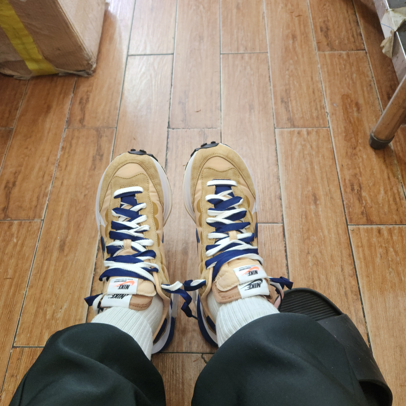 Nike x Sacai VaporWaffle Sesame and Blue Void 착용 스타일