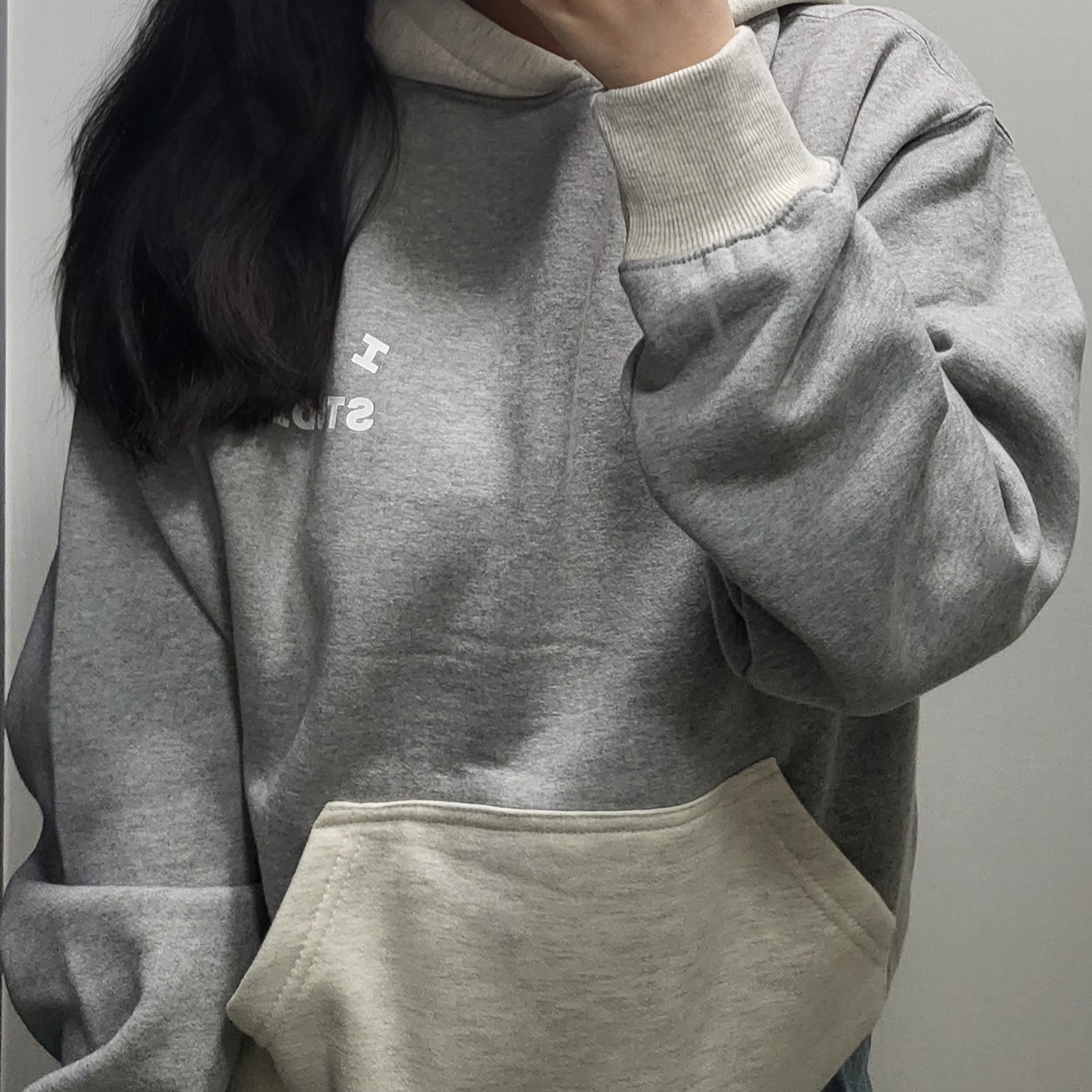 IAB Studio Hoodie Dual Gray 착용 스타일 - 1