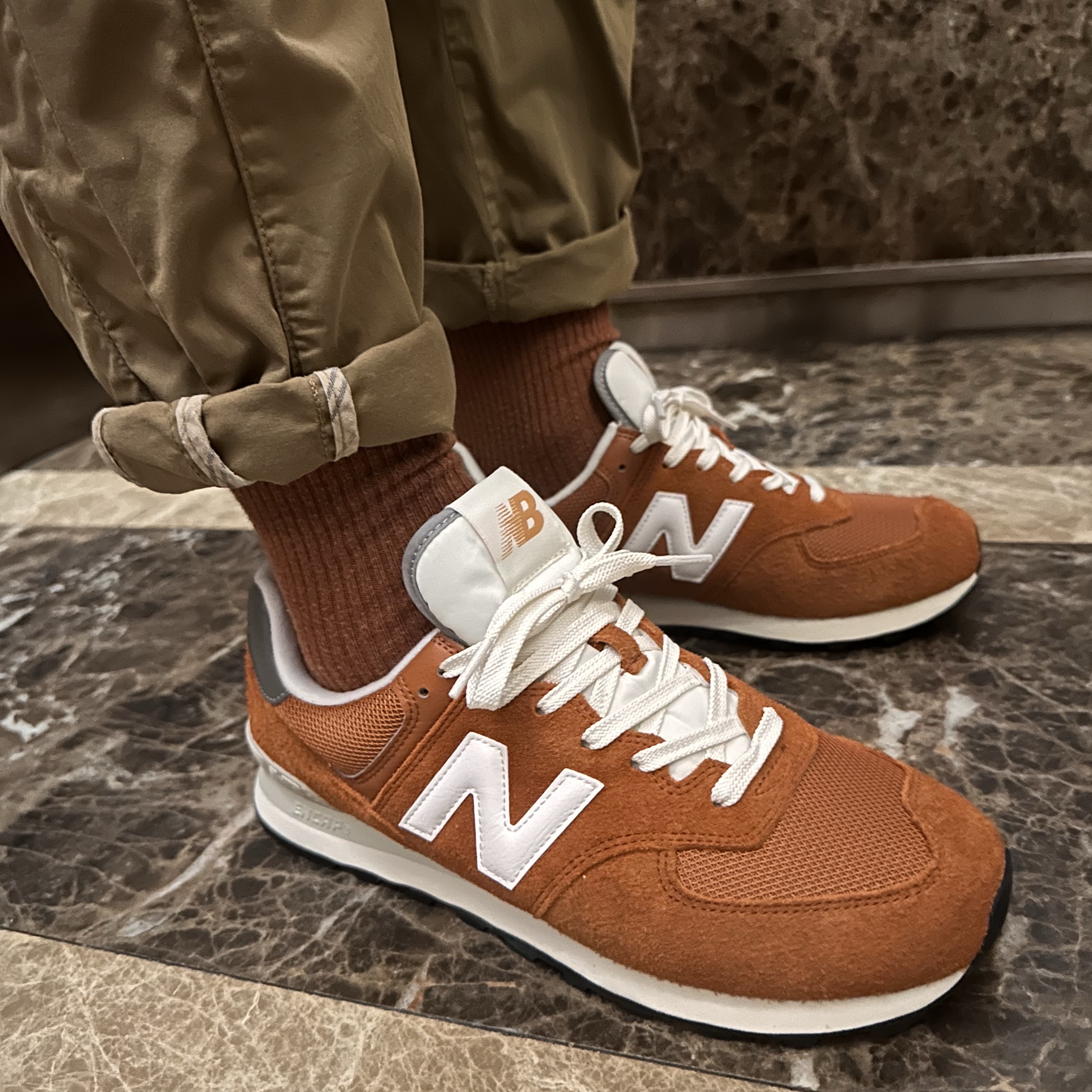 New Balance 574 Heritage Orange Burst White 착용 스타일 - 2