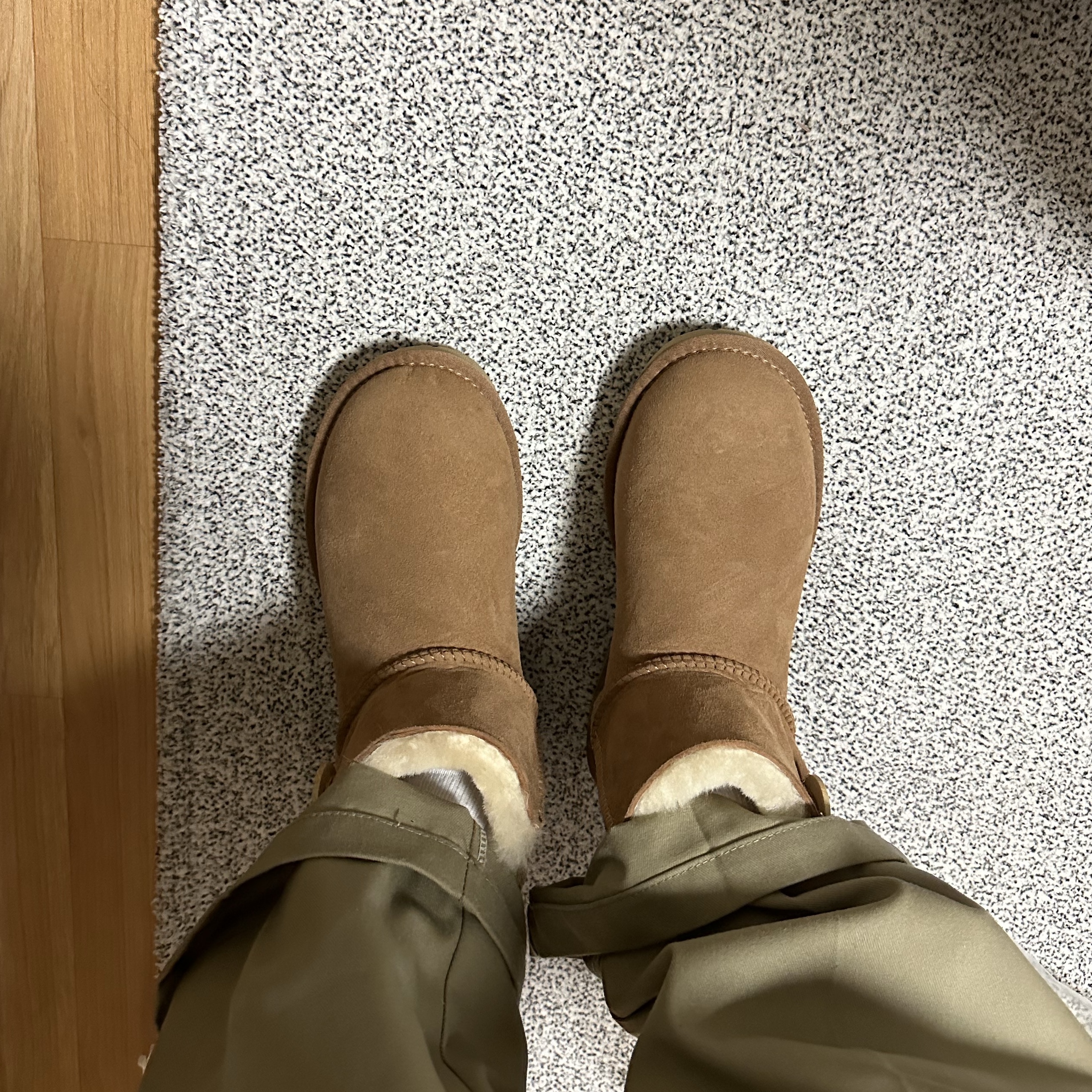 (W) UGG Mini Bailey Button II Boots Chestnut 착용 스타일 - 4