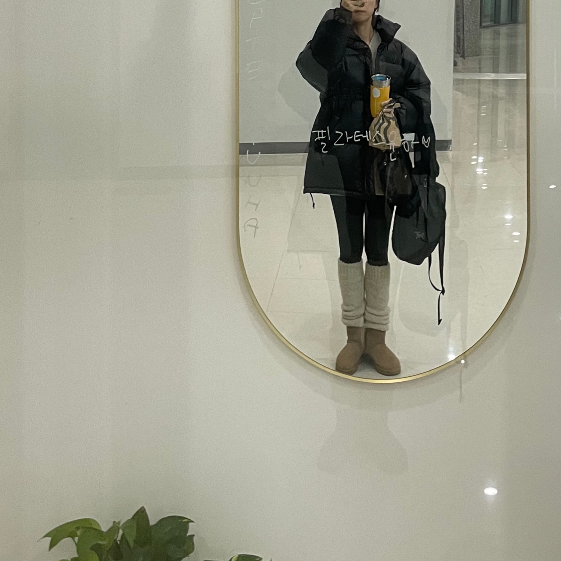 (W) UGG Classic Mini II Boots Chestnut, Arc'teryx Heliad 10 Backpack Black 착용 스타일