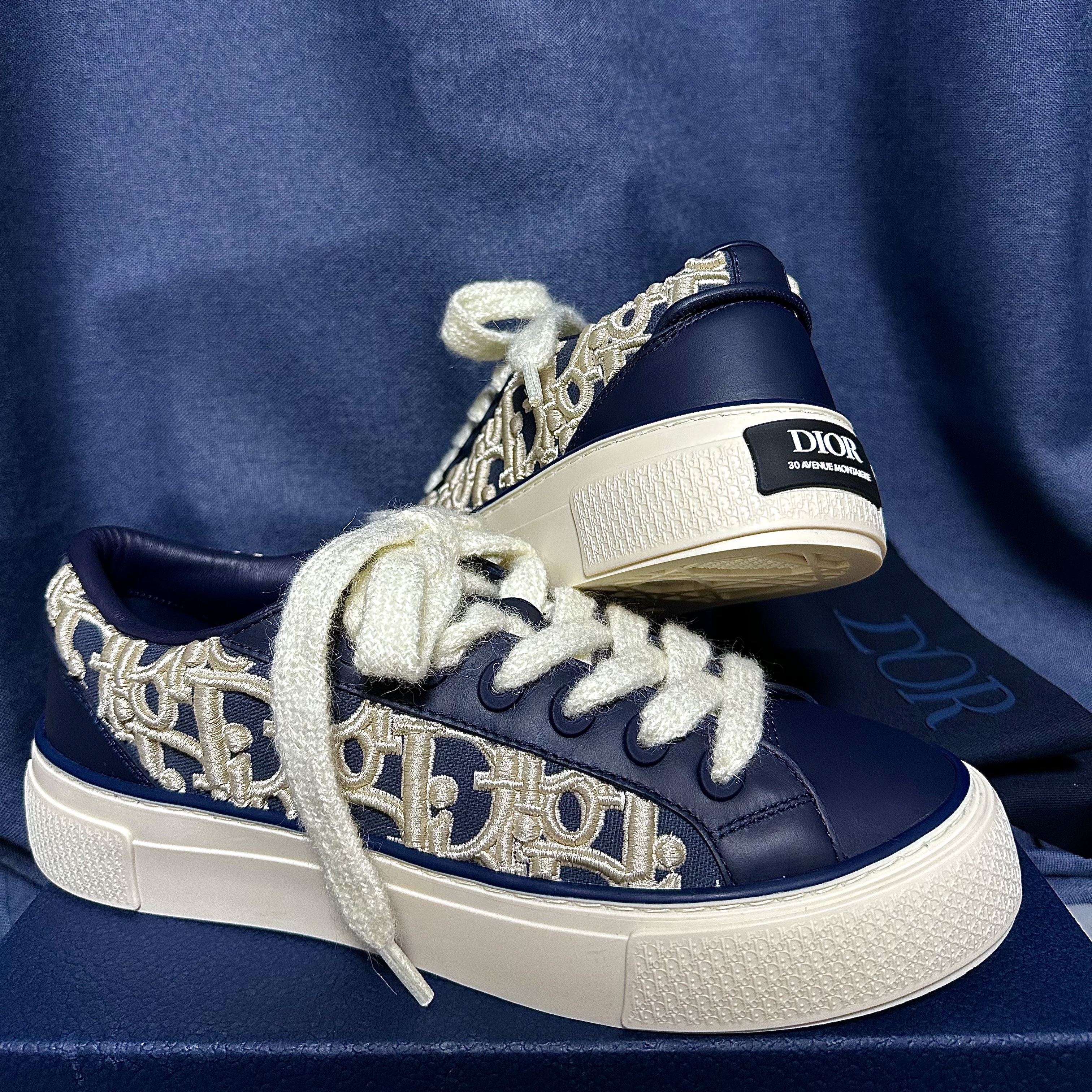 Dior B33 Sneakers - Limited And Numbered Edition Navy Blue Cream Oblique Raised 착용 스타일