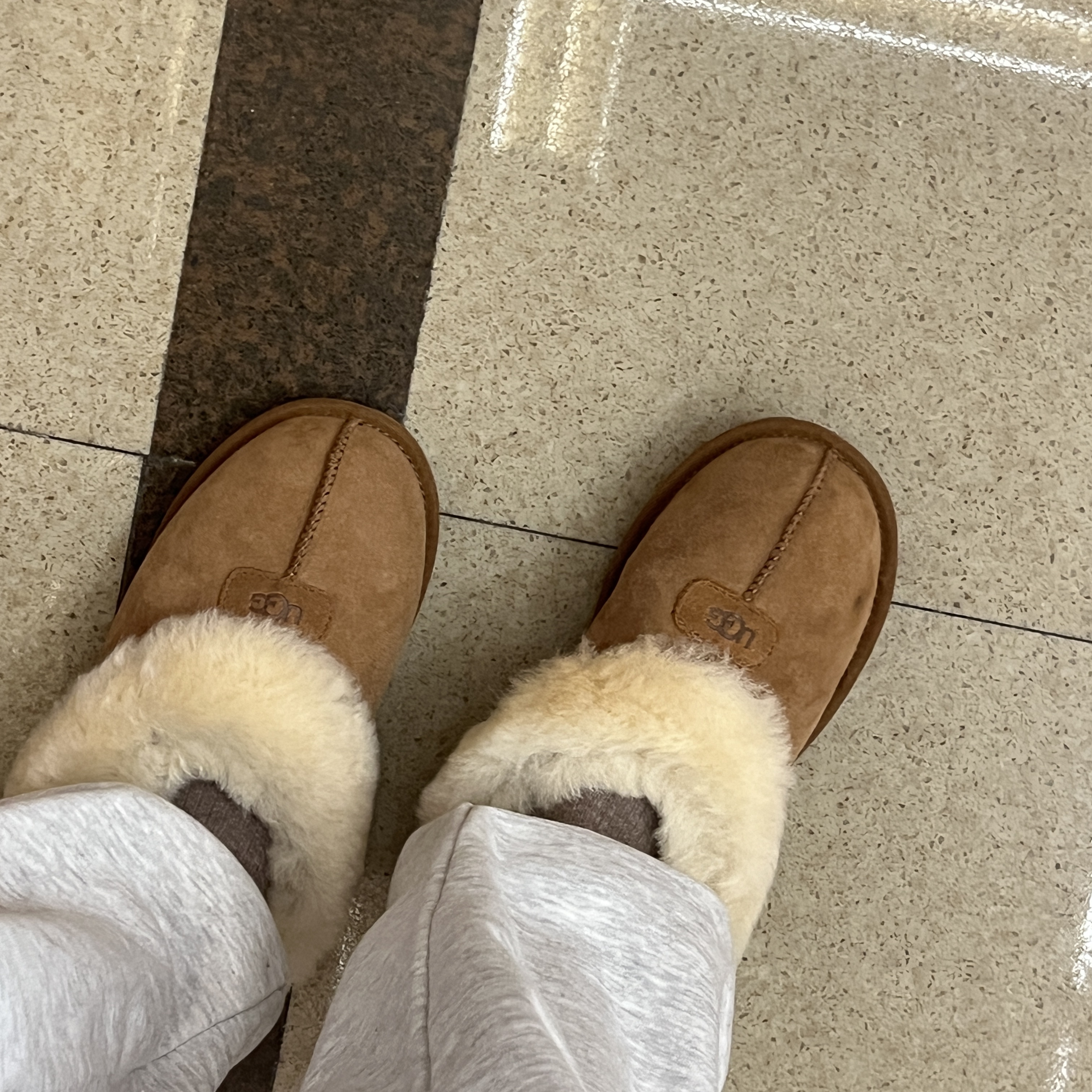 (W) UGG Coquette Slipper Chestnut 착용 스타일 - 1
