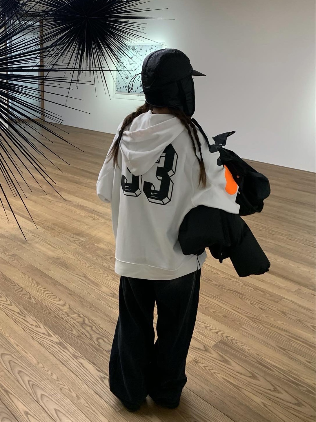 (W) Nike Air Force 1 '07 Cacao Wow, Nike x Off-White Pullover Hoodie White Total Orange 착용 스타일 - 1