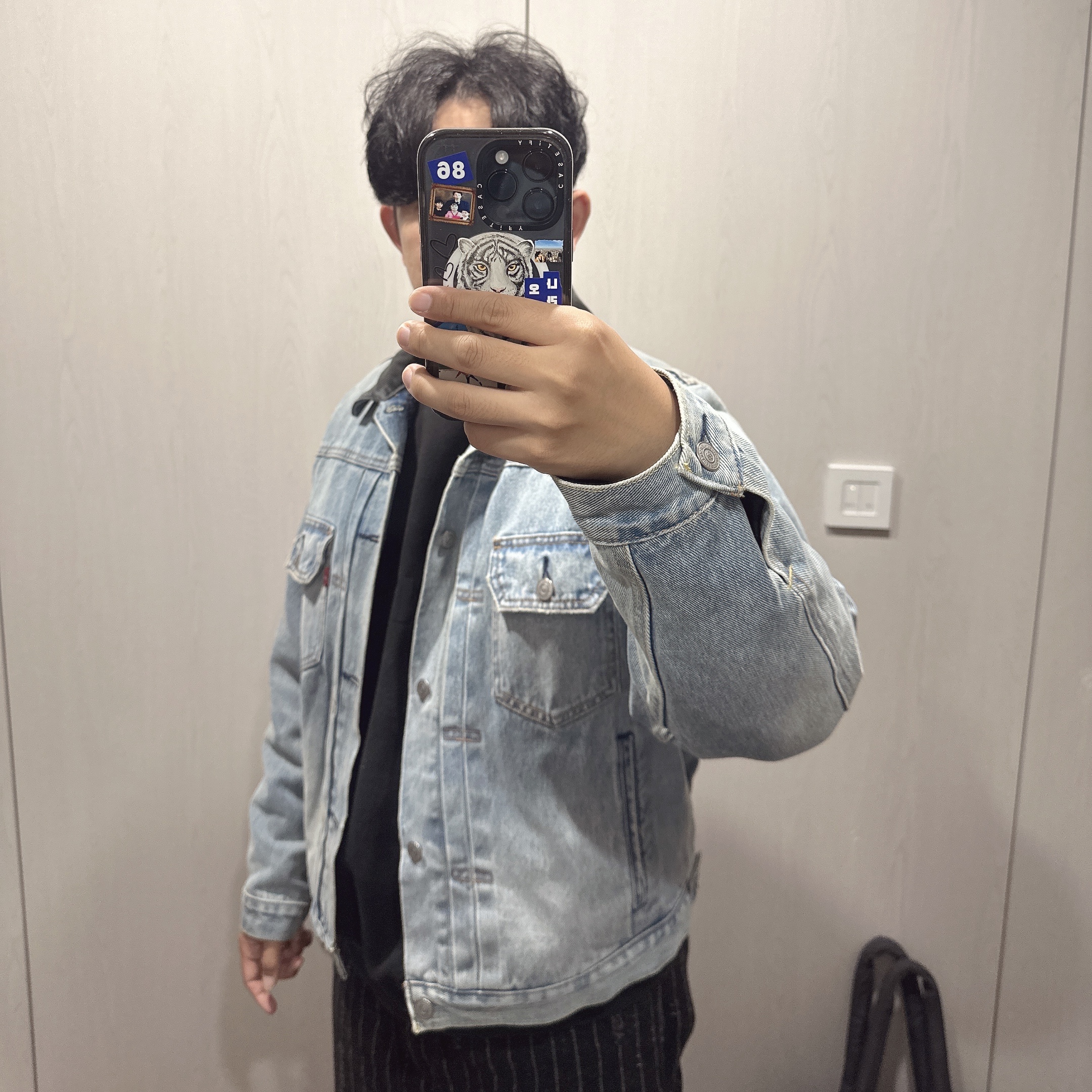 Stussy x Levi's Embossed Trucker Jacket Indigo 착용 스타일
