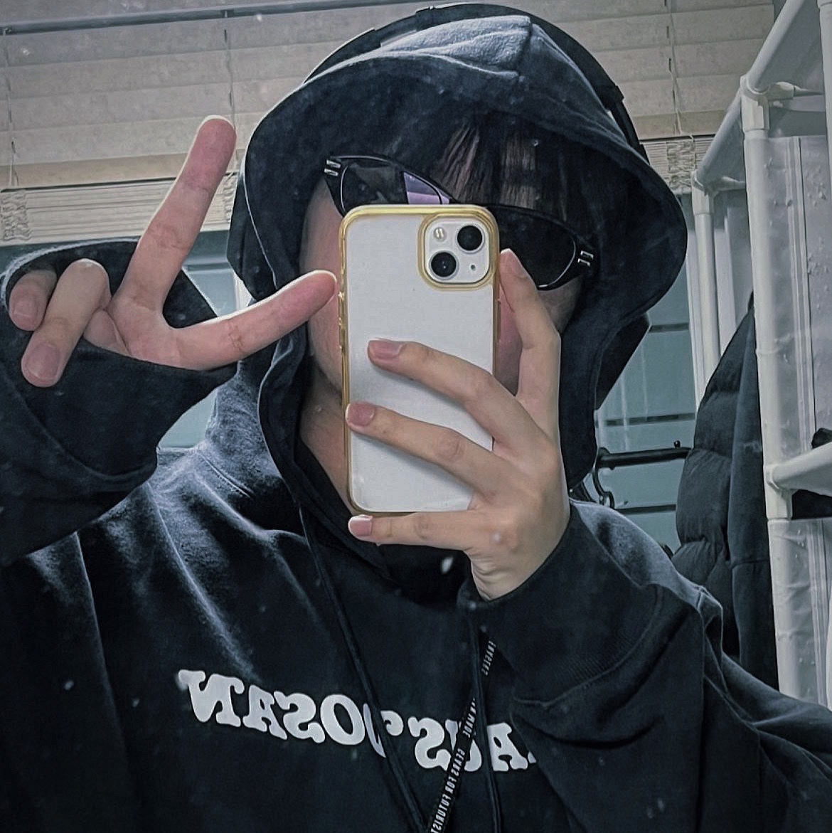 Verdy x Haus Dosan Hoodie Black 착용 스타일