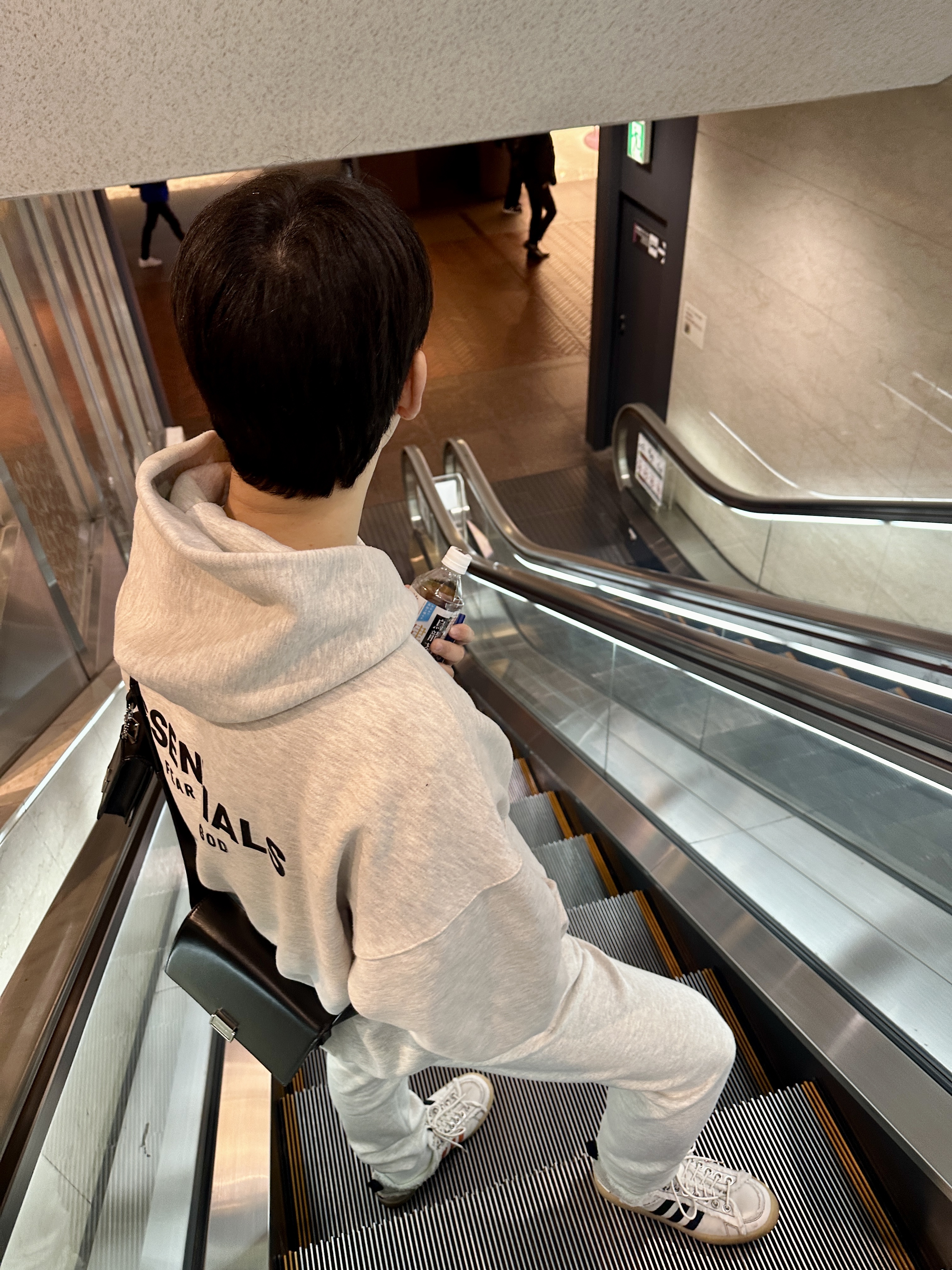 Adidas x Song for the Mute Campus 80s Bliss Core Black, Essentials The Core Collection Sweatpants Light Oatmeal 착용 스타일 - 5