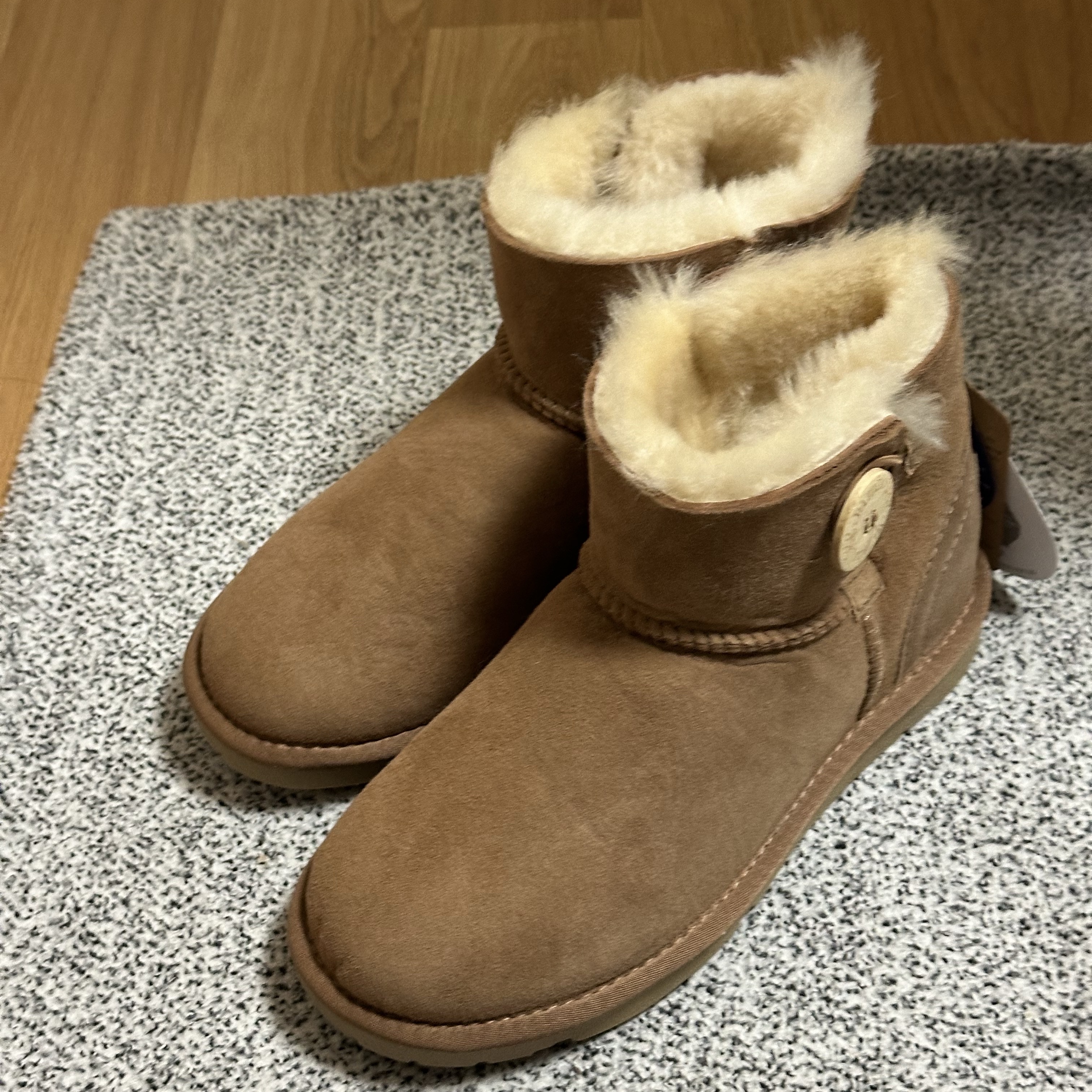 (W) UGG Mini Bailey Button II Boots Chestnut 착용 스타일 - 5