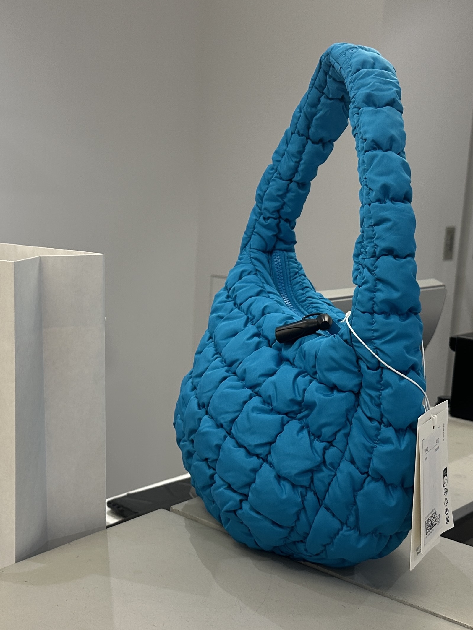 COS Quilted Mini Bag Bright Turquoise 착용 스타일 - 2