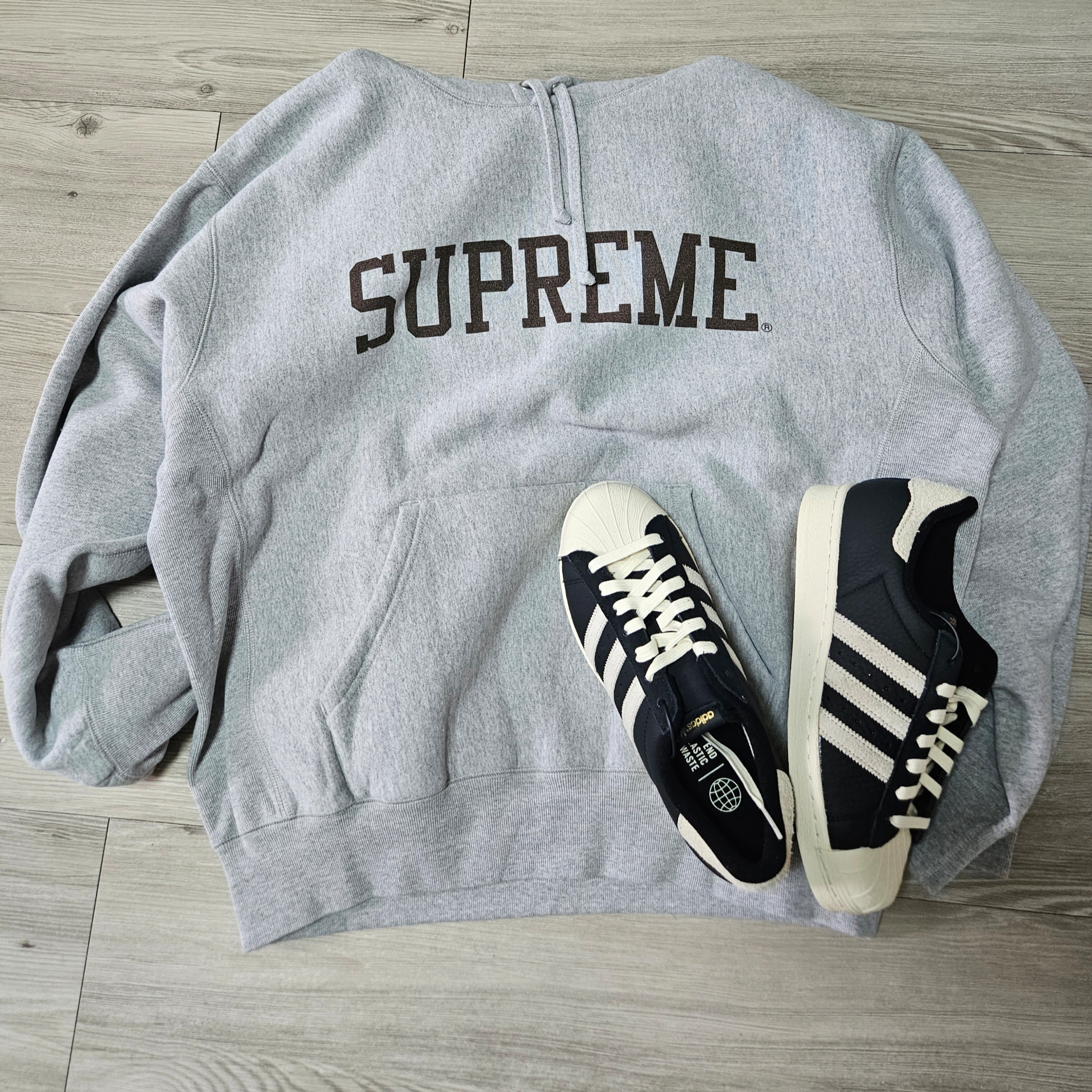 Supreme Varsity Hooded Sweatshirt Heather Grey - 23FW, Adidas Superstar 82 Black White 착용 스타일
