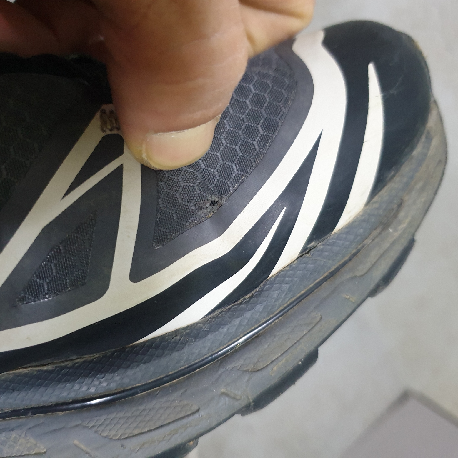 Salomon XT-6 Gore-Tex Black Ebony 착용 스타일 - 2