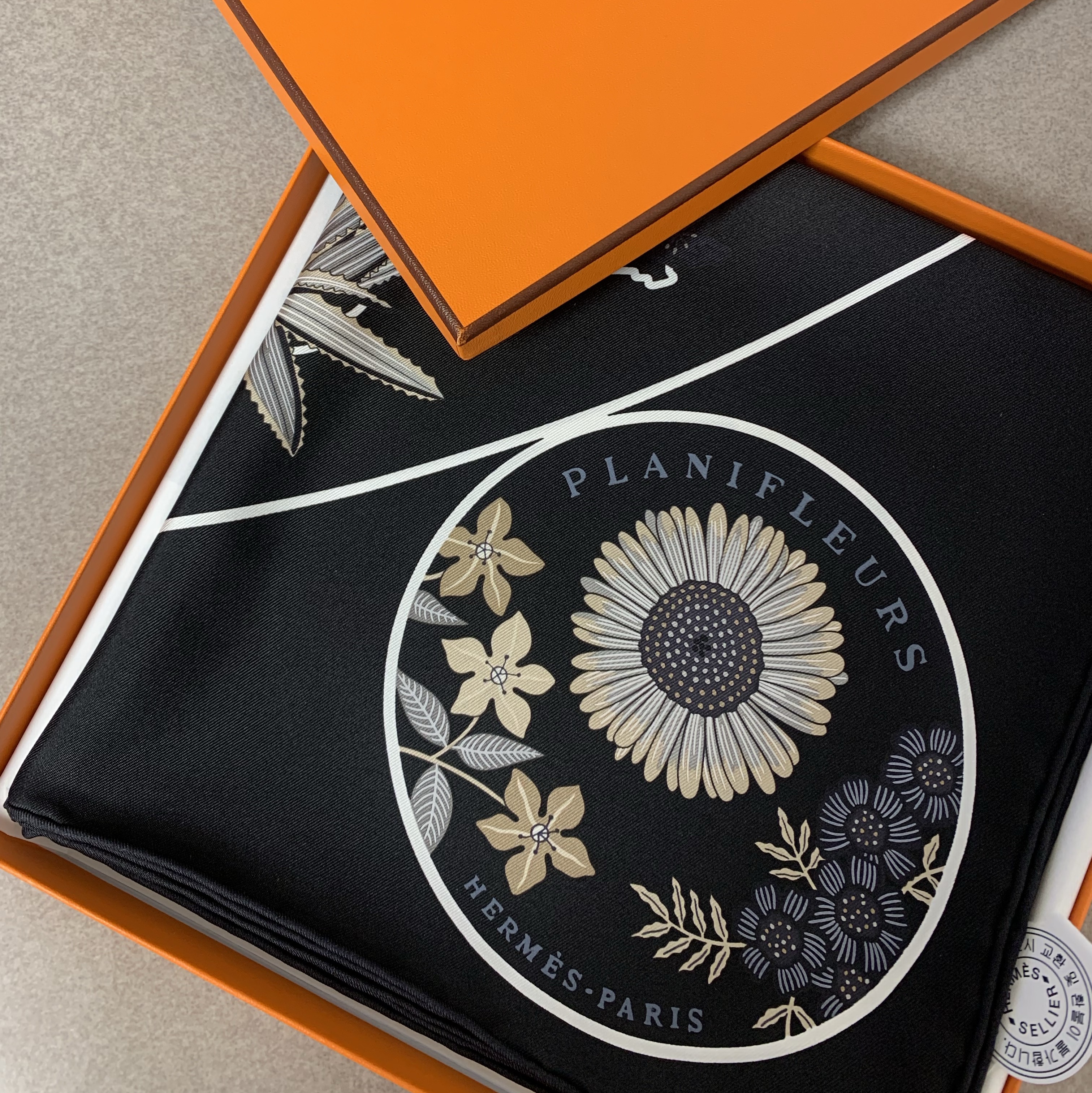 (W) Hermes Planifleurs Scarf 90 Noir Gris Parchemin 착용 스타일