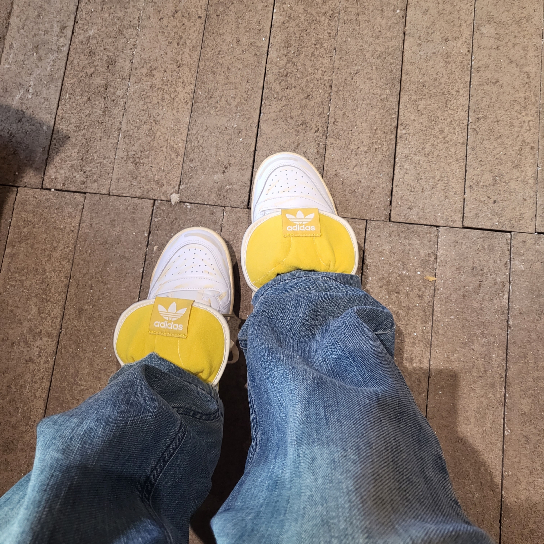 Adidas Forum 84 High AEC Hazy Yellow 착용 스타일 - 1