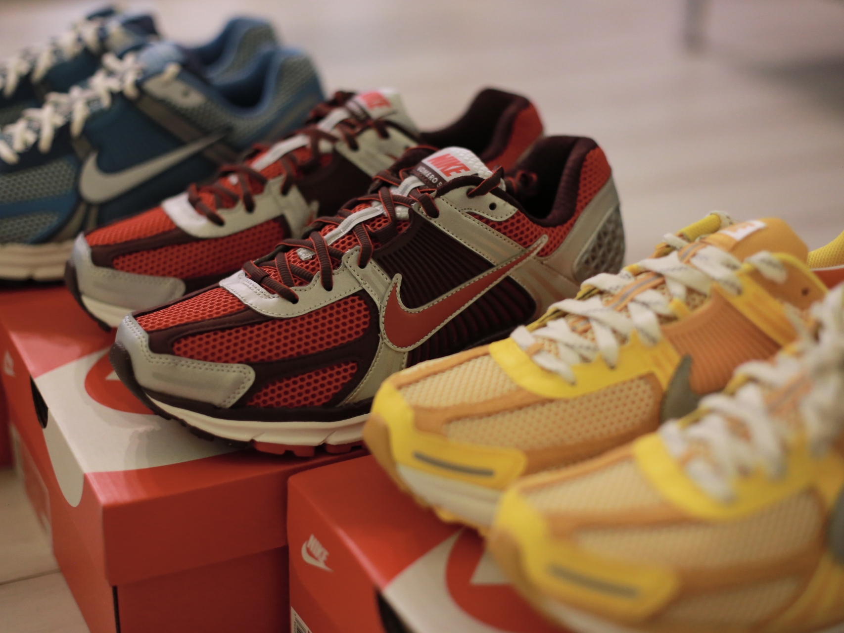 (W) Nike Zoom Vomero 5 Mystic Red and Platinum 착용 스타일 - 7
