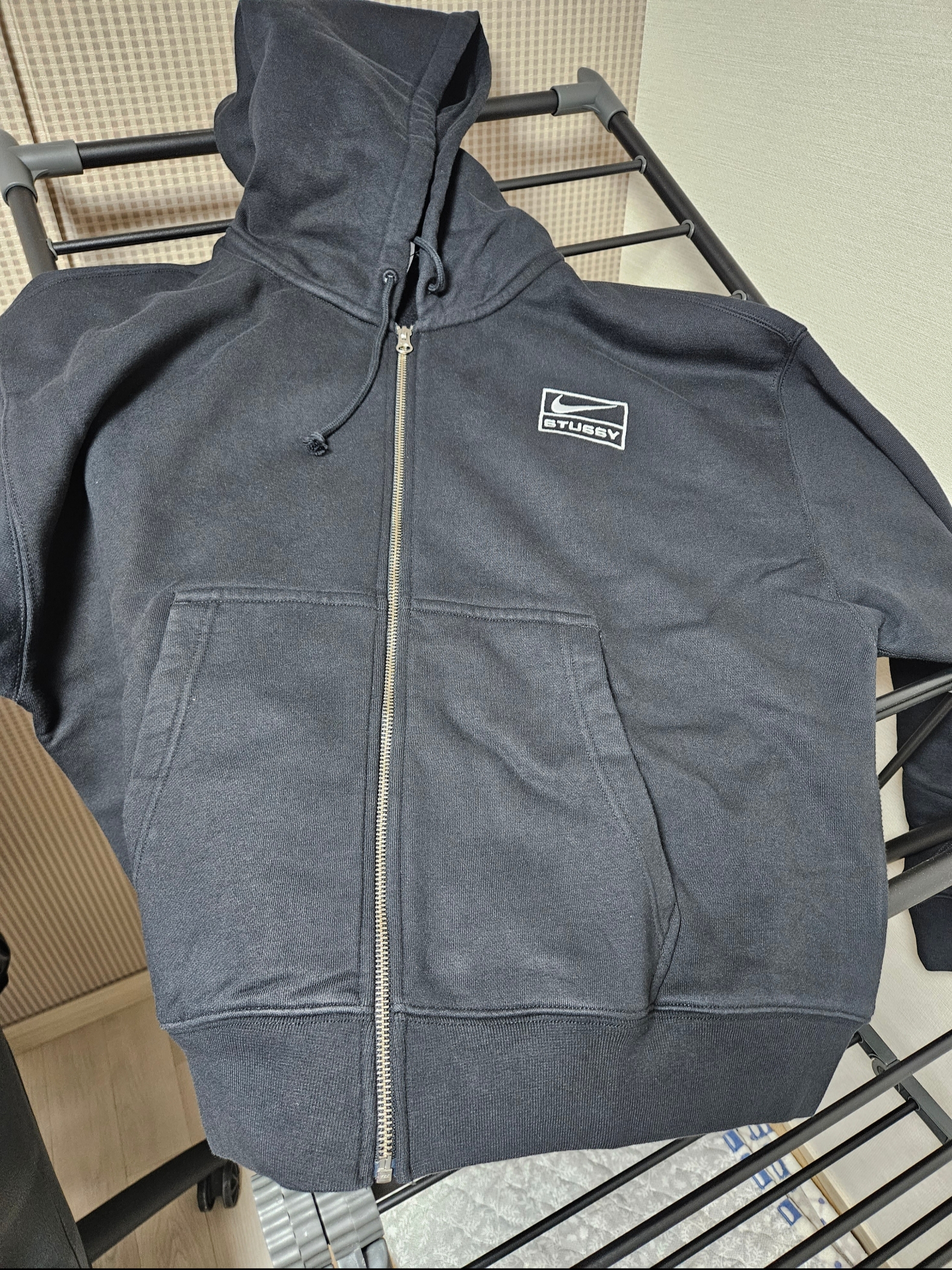 Nike x Stussy Full Zip Washed Fleece Hoodie Black (FJ9175-010), Nike x Stussy NRG Washed Fleece Crewneck Black (DO5310-010) 착용 스타일 - 4